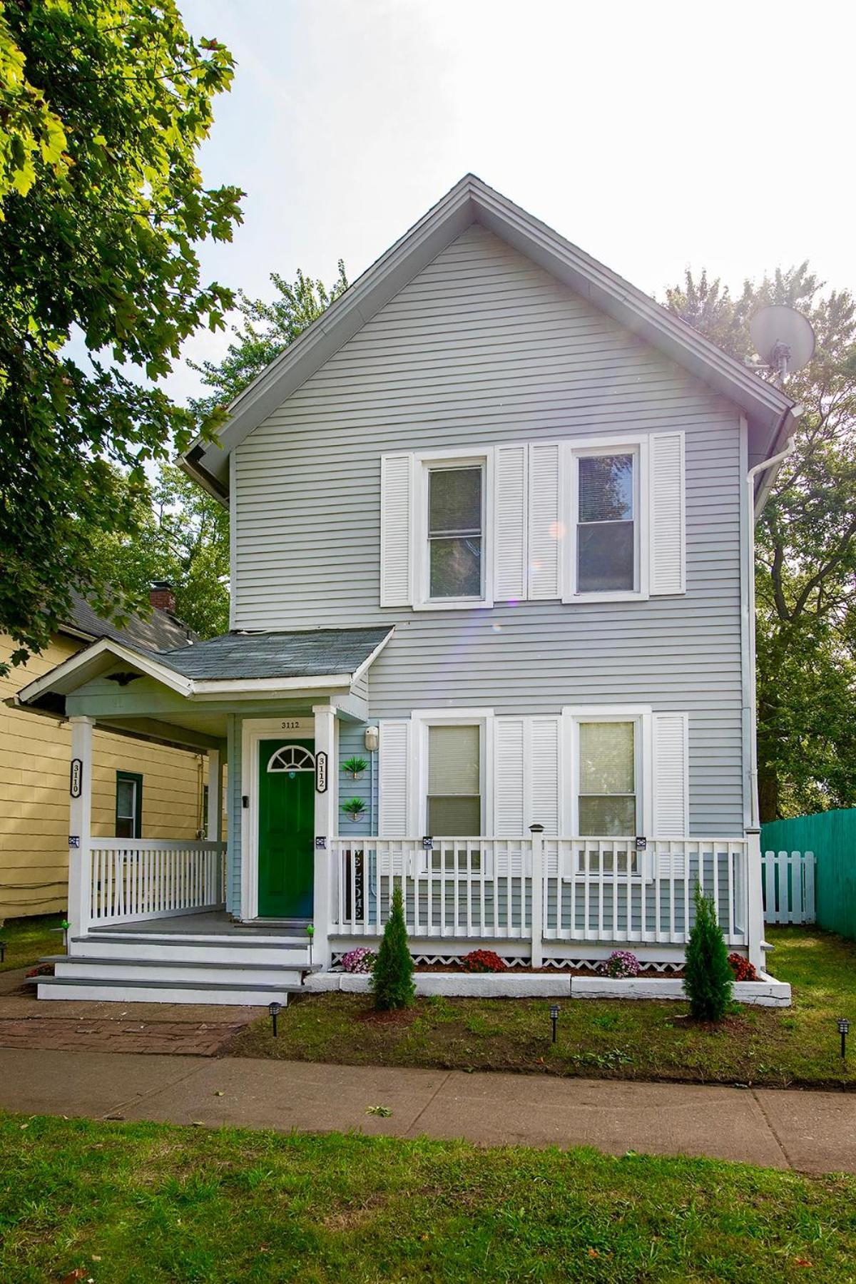 The Tremont Emerald - By Christmas Story House - Historic Charm & Modern Comfort Near Downtown With Parking, 300mb Wifi & Self Check-in Holiday home