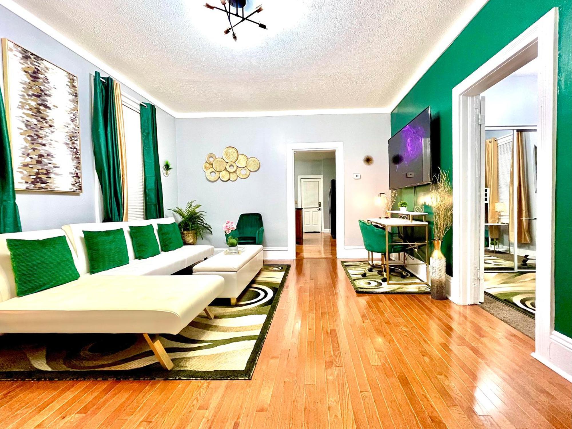 The Tremont Emerald - By Christmas Story House - Historic Charm & Modern Comfort Near Downtown With Parking, 300mb Wifi & Self Check-in