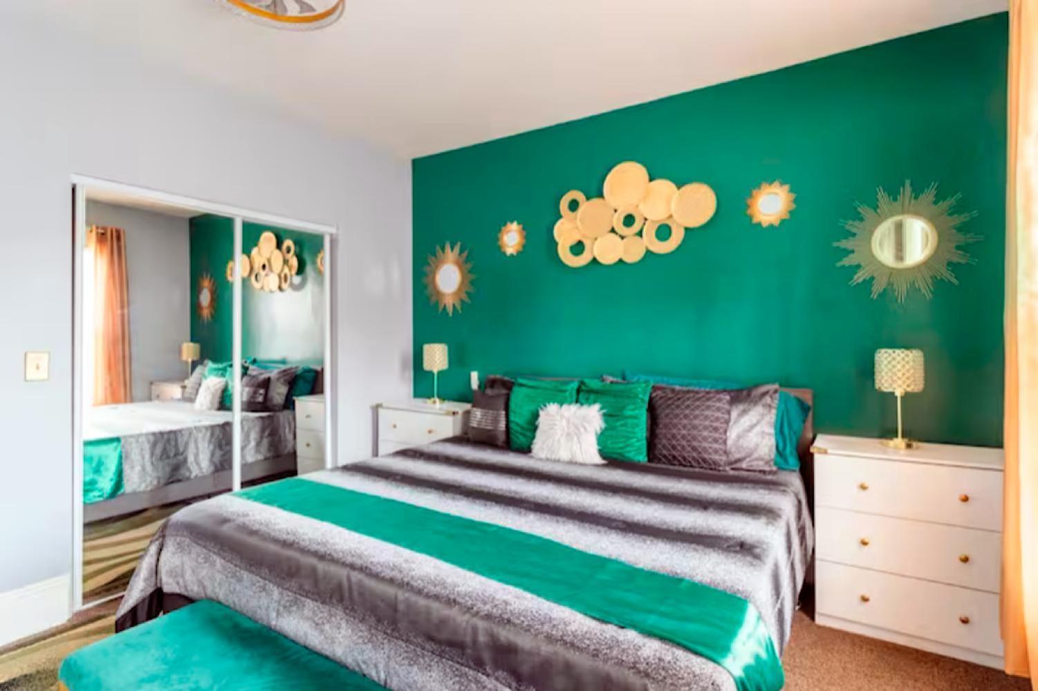 The Tremont Emerald - By Christmas Story House - Historic Charm & Modern Comfort Near Downtown With Parking, 300mb Wifi & Self Check-in