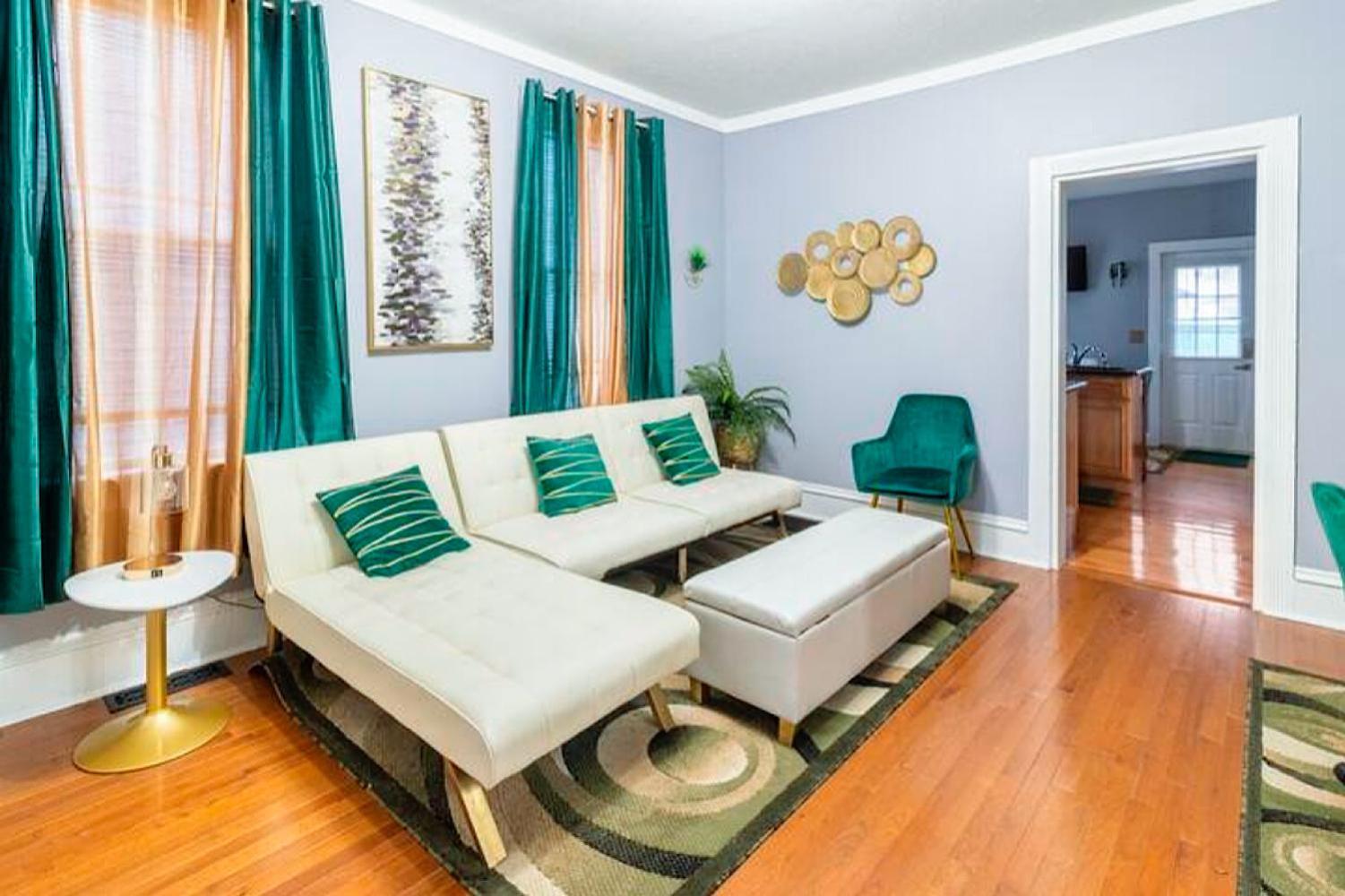 The Tremont Emerald - By Christmas Story House - Historic Charm & Modern Comfort Near Downtown With Parking, 300mb Wifi & Self Check-in