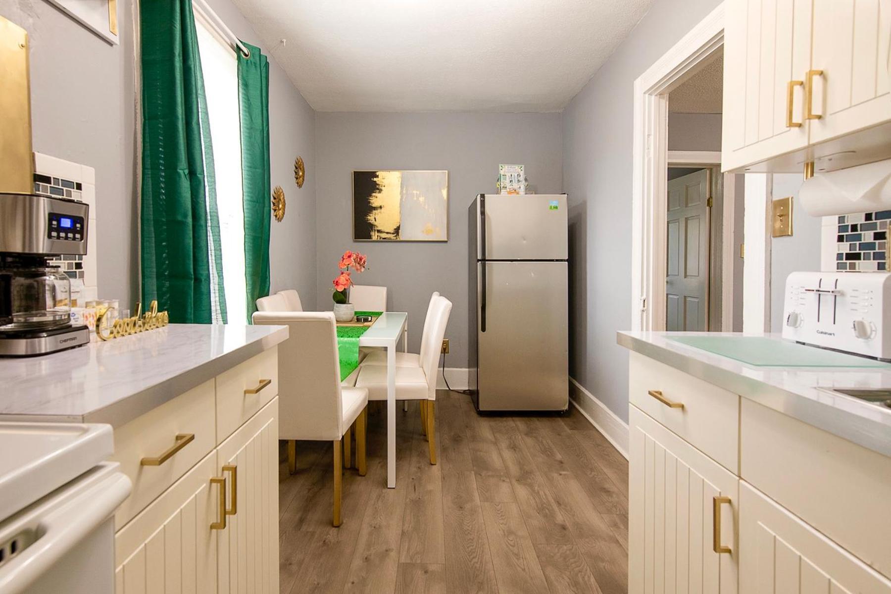 The Tremont Emerald - By Christmas Story House - Historic Charm & Modern Comfort Near Downtown With Parking, 300mb Wifi & Self Check-in Holiday home *