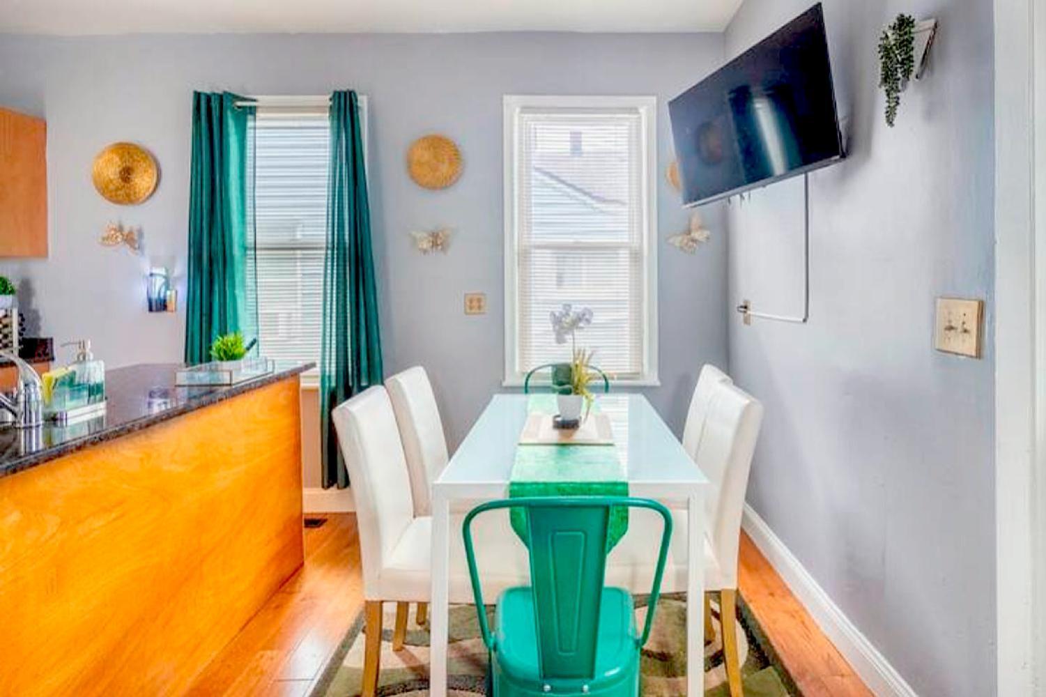 The Tremont Emerald - By Christmas Story House - Historic Charm & Modern Comfort Near Downtown With Parking, 300mb Wifi & Self Check-in Cleveland