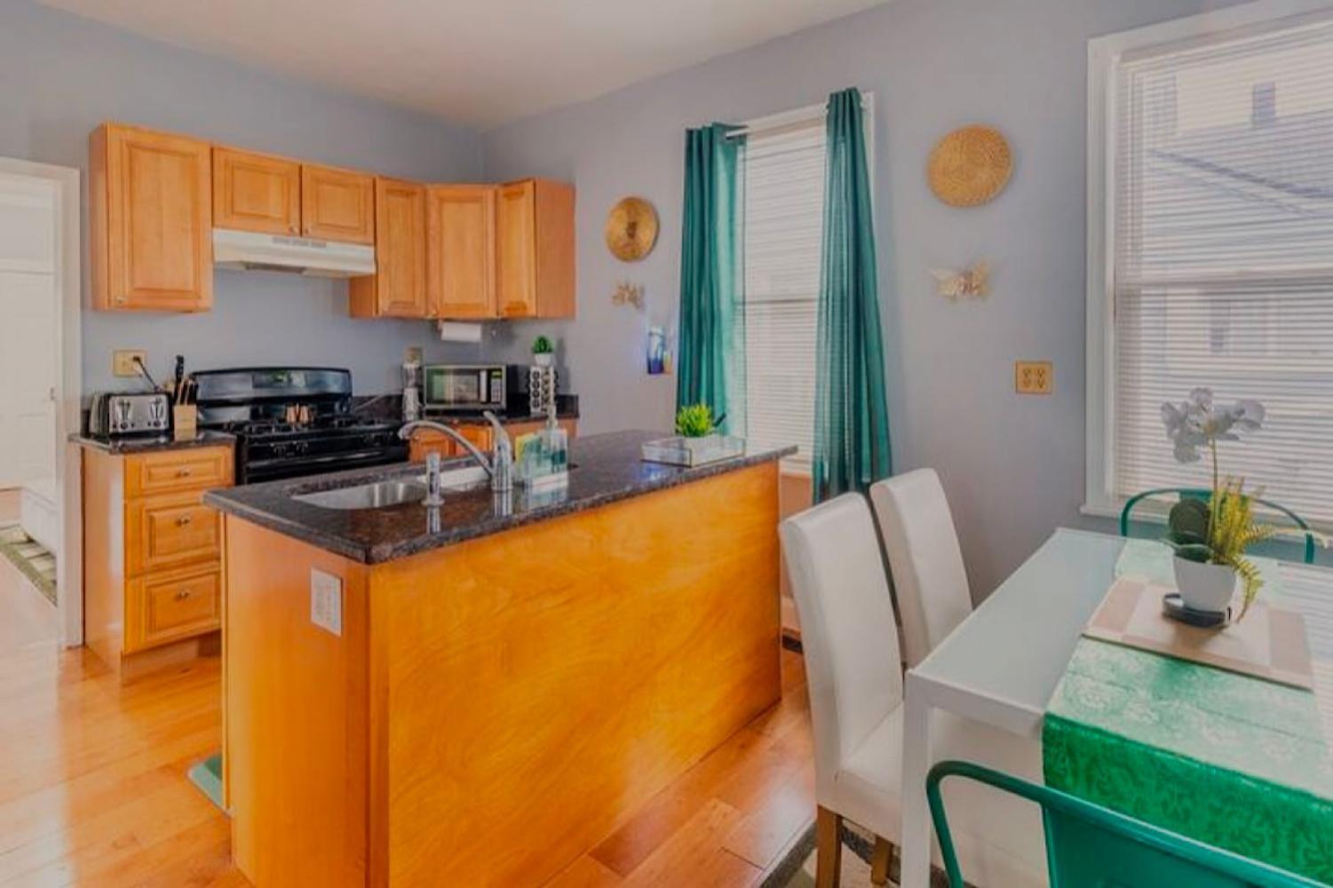 Holiday home The Tremont Emerald - By Christmas Story House - Historic Charm & Modern Comfort Near Downtown With Parking, 300mb Wifi & Self Check-in *