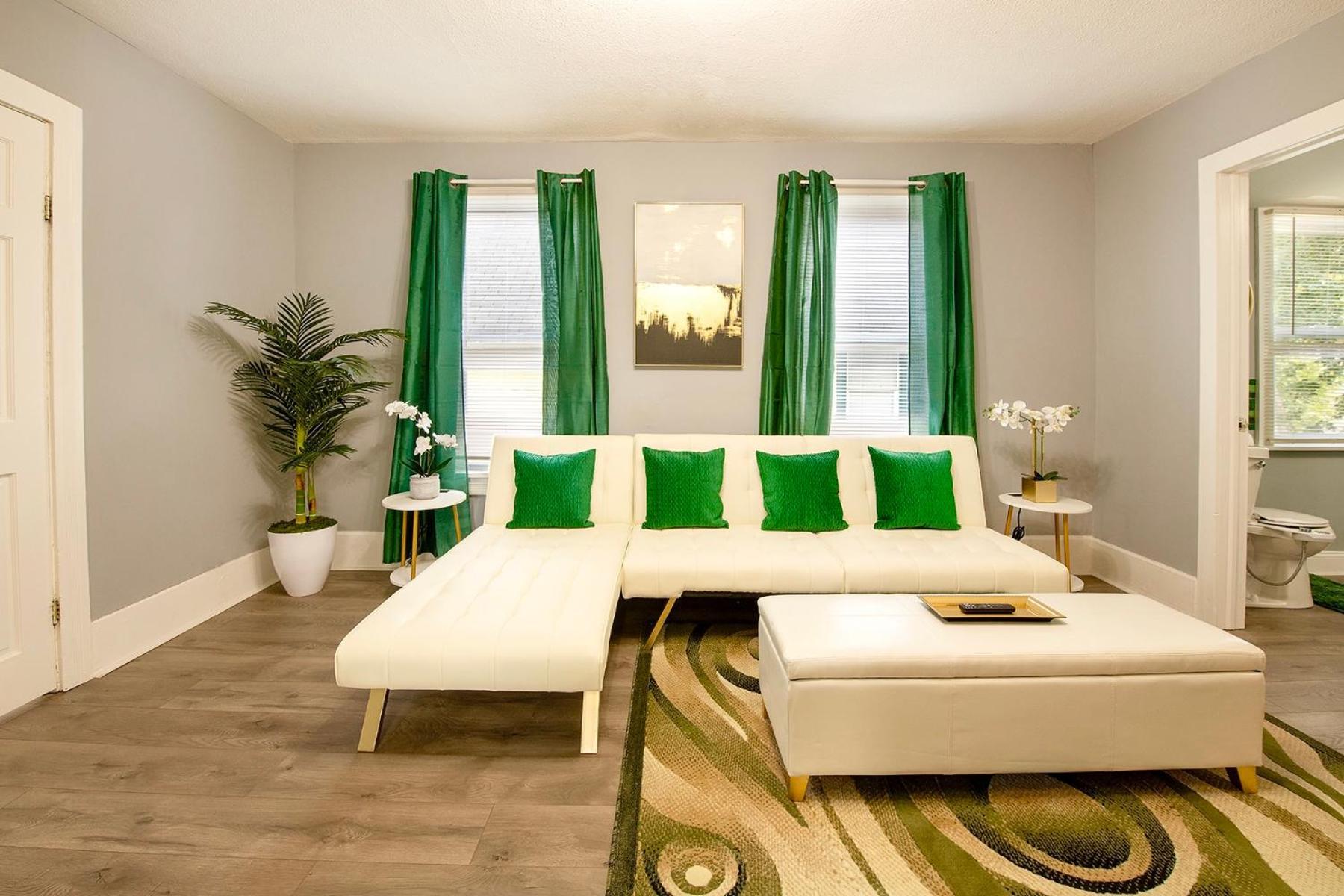 Holiday home The Tremont Emerald - By Christmas Story House - Historic Charm & Modern Comfort Near Downtown With Parking, 300mb Wifi & Self Check-in *