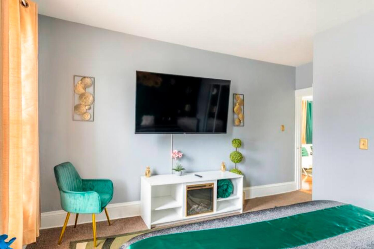 Holiday home The Tremont Emerald - By Christmas Story House - Historic Charm & Modern Comfort Near Downtown With Parking, 300mb Wifi & Self Check-in