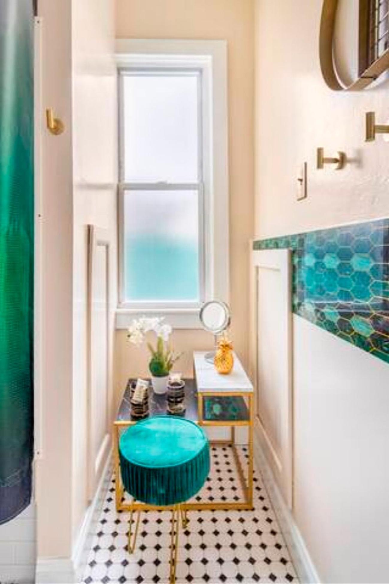 The Tremont Emerald - By Christmas Story House - Historic Charm & Modern Comfort Near Downtown With Parking, 300mb Wifi & Self Check-in Holiday home Cleveland