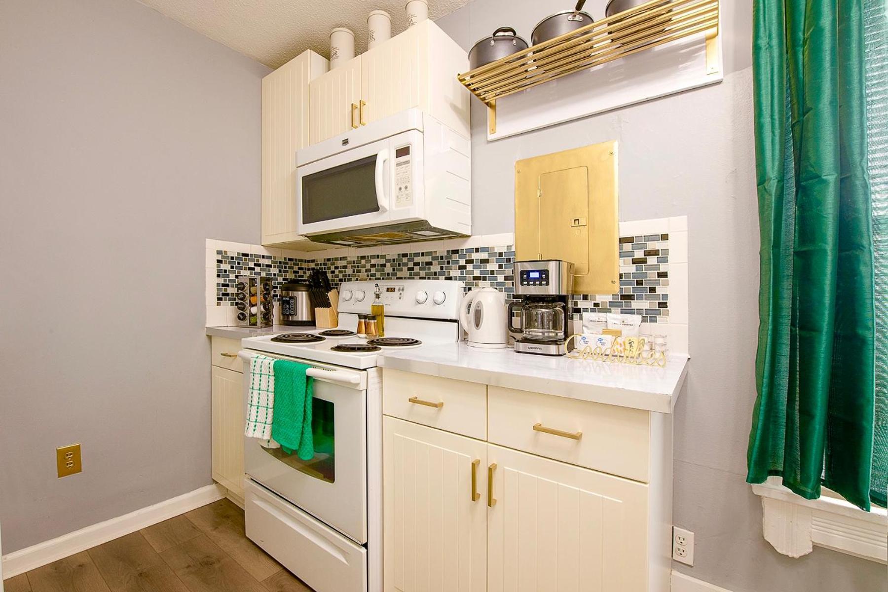 The Tremont Emerald - By Christmas Story House - Historic Charm & Modern Comfort Near Downtown With Parking, 300mb Wifi & Self Check-in