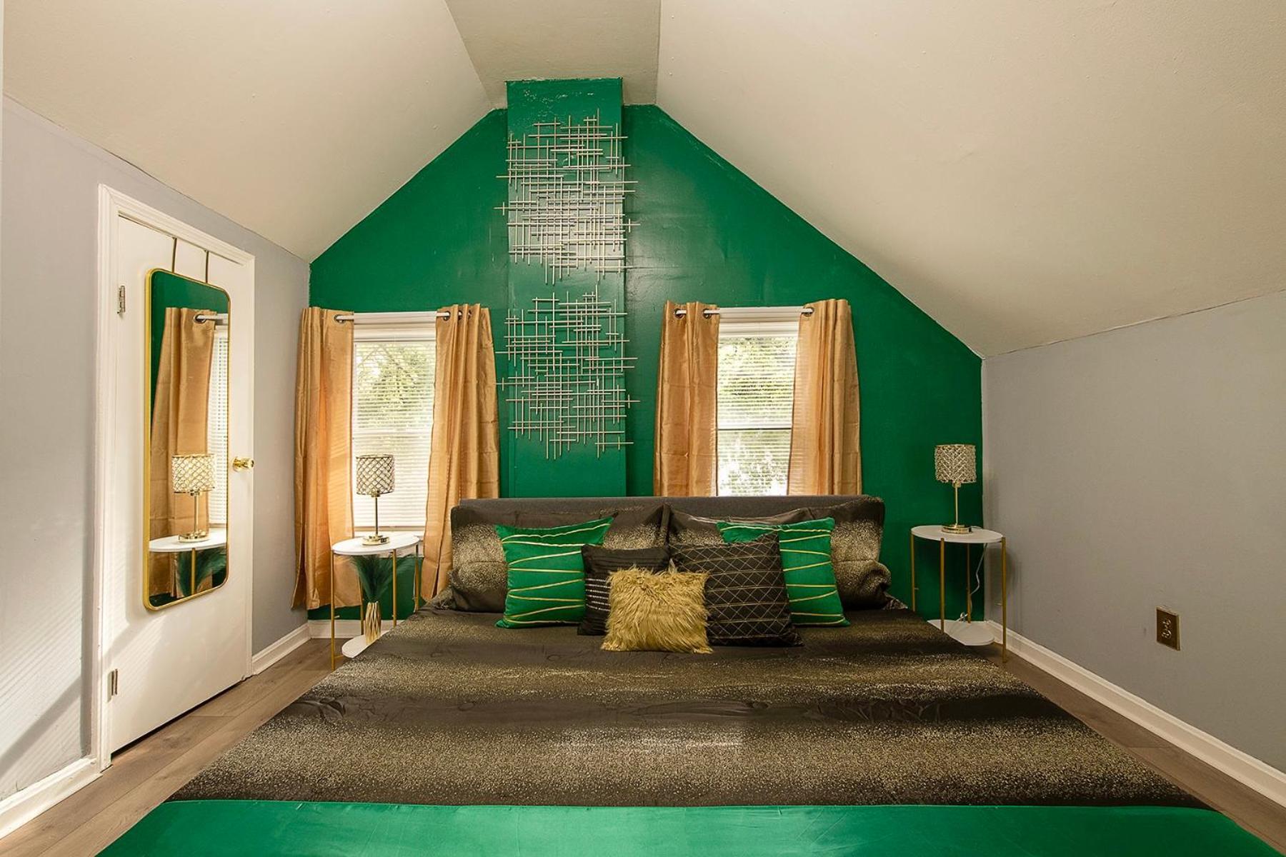 Holiday home The Tremont Emerald - By Christmas Story House - Historic Charm & Modern Comfort Near Downtown With Parking, 300mb Wifi & Self Check-in Cleveland