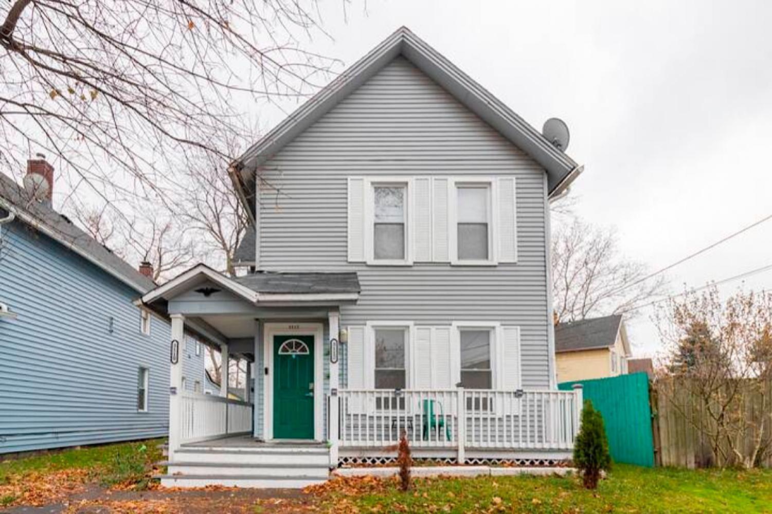 The Tremont Emerald - By Christmas Story House - Historic Charm & Modern Comfort Near Downtown With Parking, 300mb Wifi & Self Check-in Holiday home