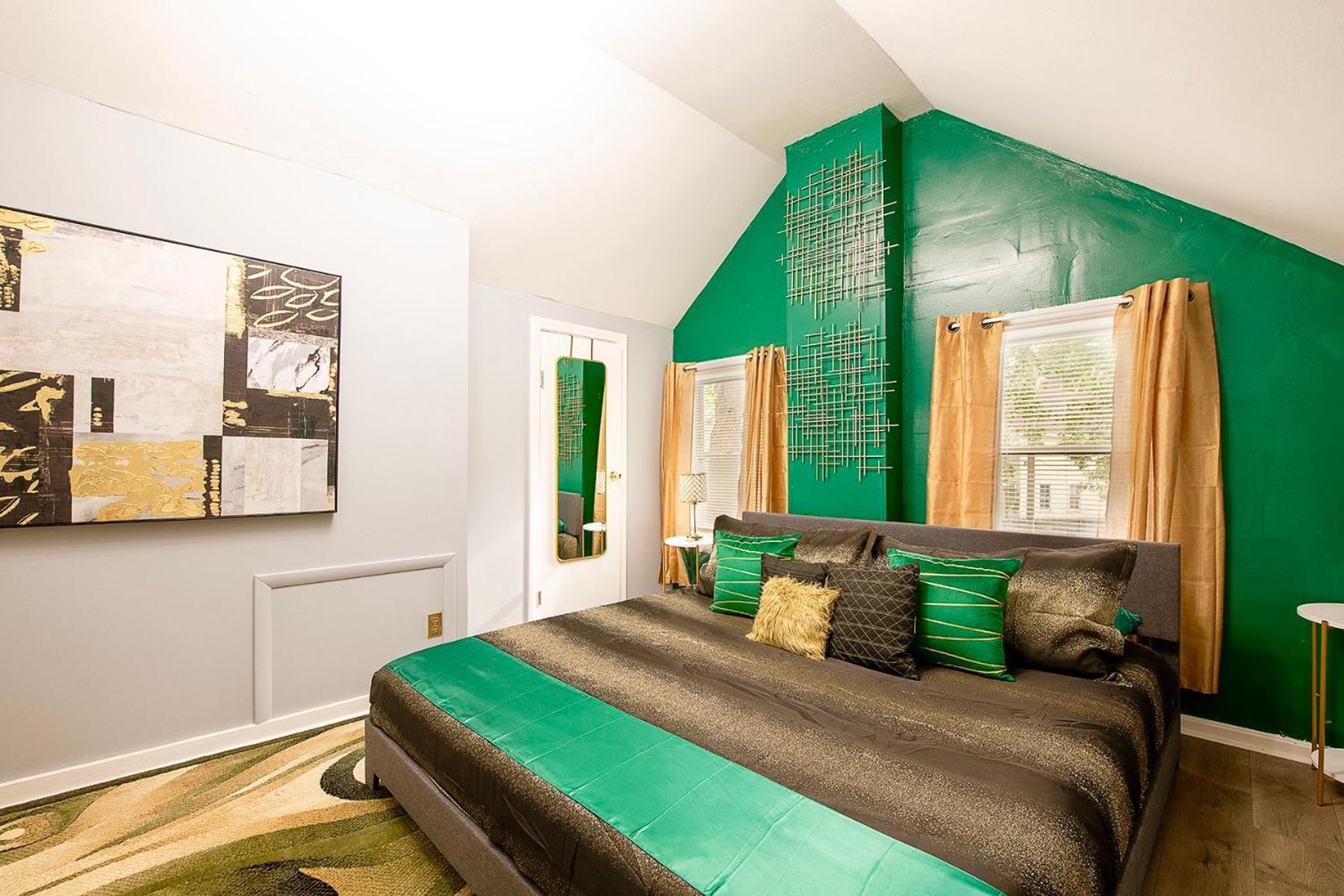 The Tremont Emerald - By Christmas Story House - Historic Charm & Modern Comfort Near Downtown With Parking, 300mb Wifi & Self Check-in Holiday home Cleveland