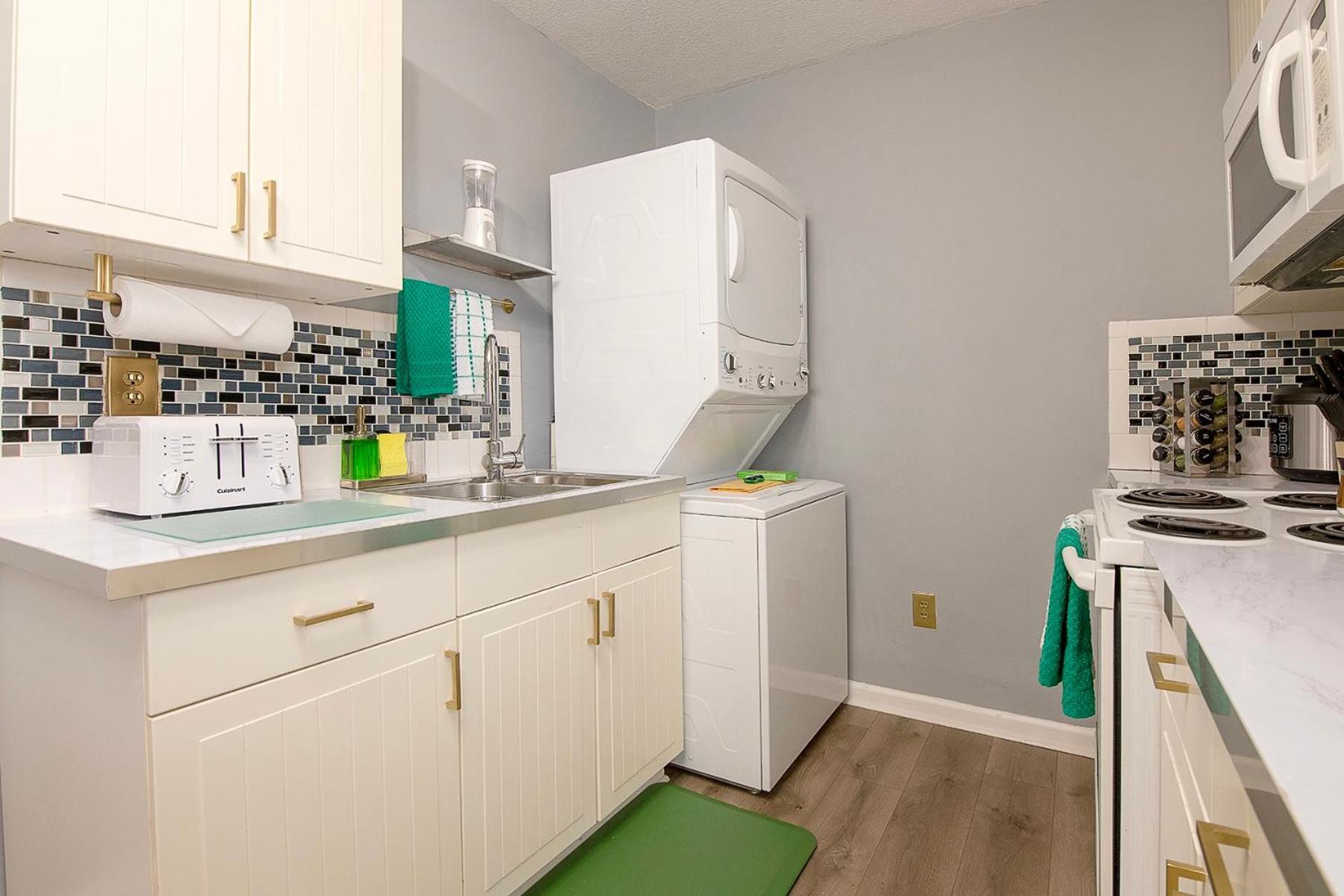 The Tremont Emerald - By Christmas Story House - Historic Charm & Modern Comfort Near Downtown With Parking, 300mb Wifi & Self Check-in Holiday home *