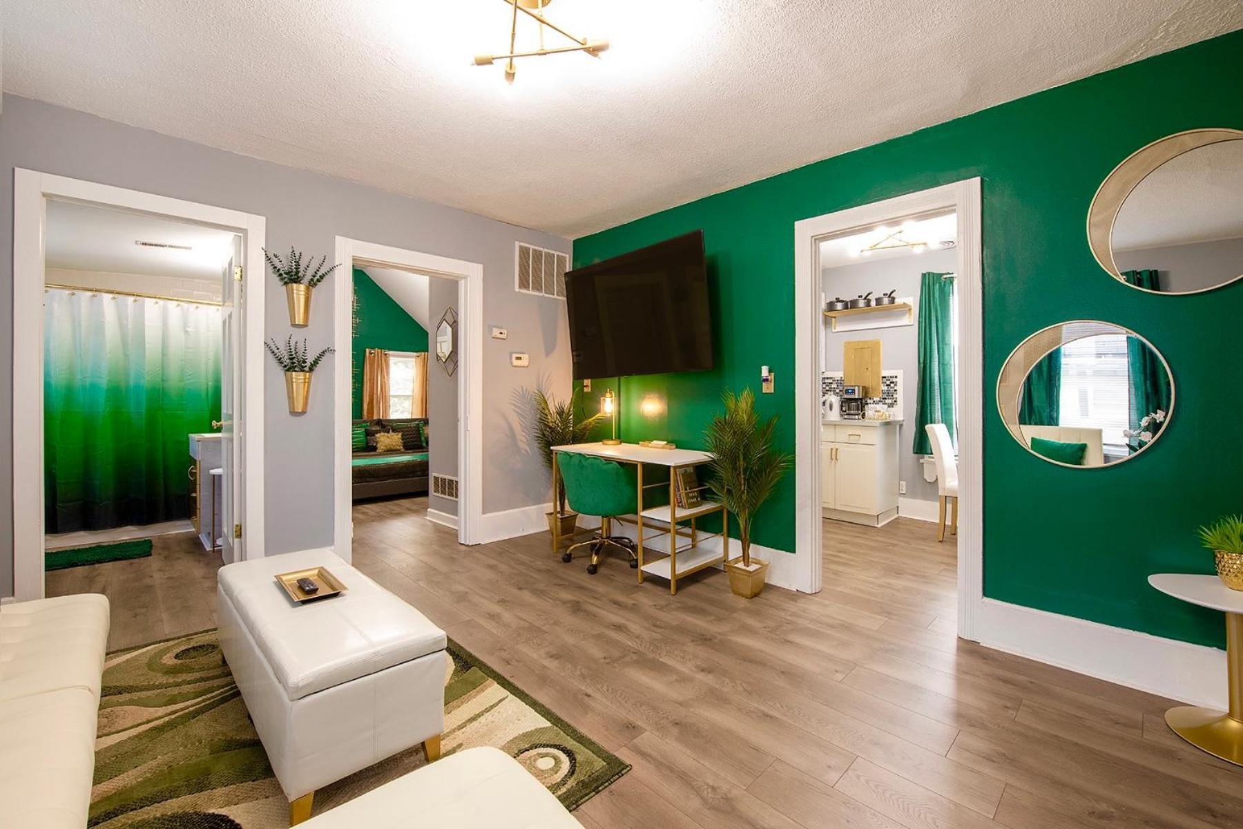 The Tremont Emerald - By Christmas Story House - Historic Charm & Modern Comfort Near Downtown With Parking, 300mb Wifi & Self Check-in Holiday home Cleveland