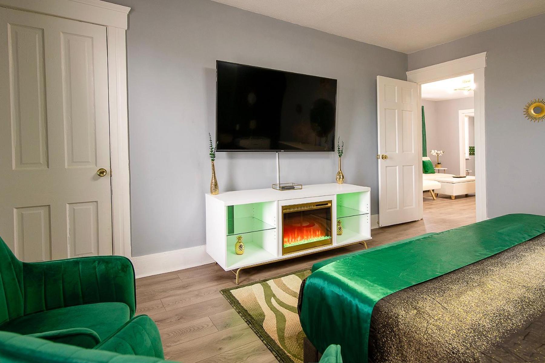 Holiday home The Tremont Emerald - By Christmas Story House - Historic Charm & Modern Comfort Near Downtown With Parking, 300mb Wifi & Self Check-in *
