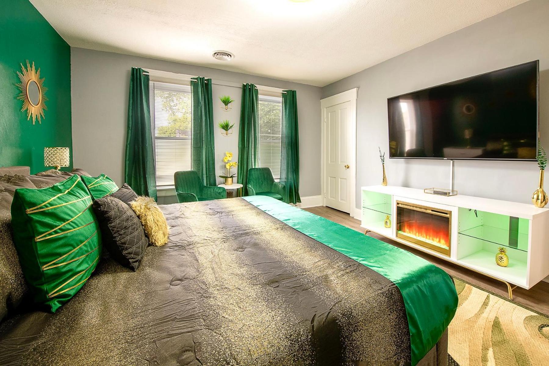 The Tremont Emerald - By Christmas Story House - Historic Charm & Modern Comfort Near Downtown With Parking, 300mb Wifi & Self Check-in