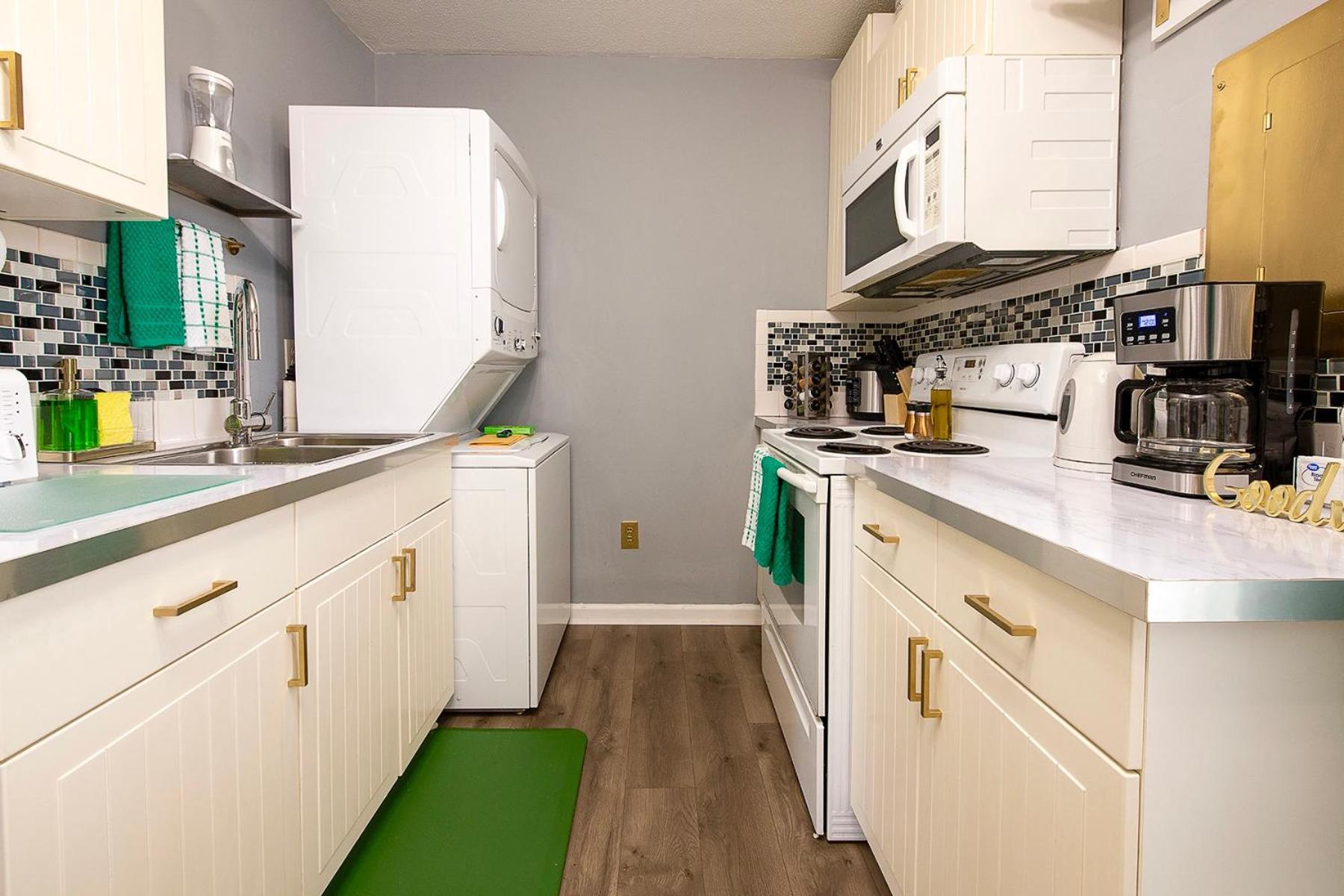 The Tremont Emerald - By Christmas Story House - Historic Charm & Modern Comfort Near Downtown With Parking, 300mb Wifi & Self Check-in *