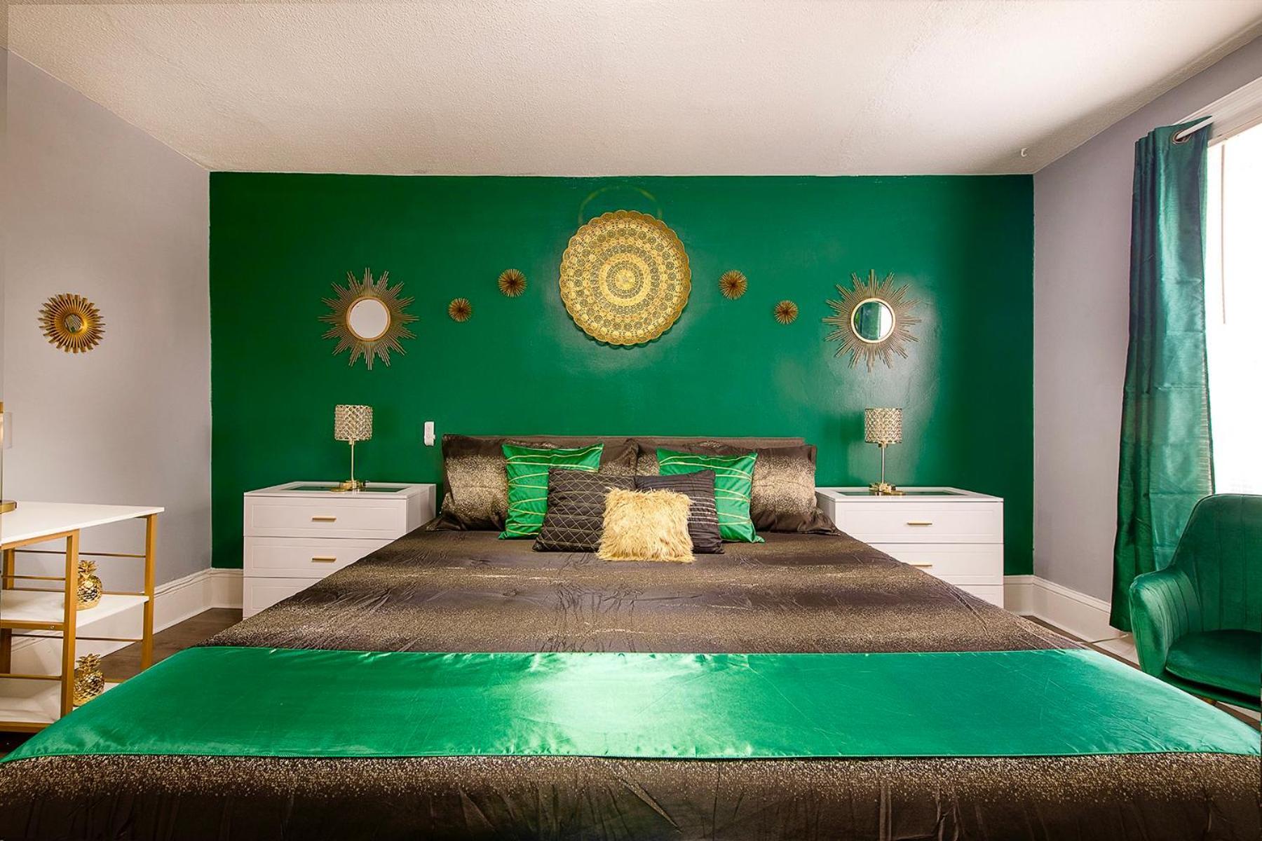 The Tremont Emerald - By Christmas Story House - Historic Charm & Modern Comfort Near Downtown With Parking, 300mb Wifi & Self Check-in *