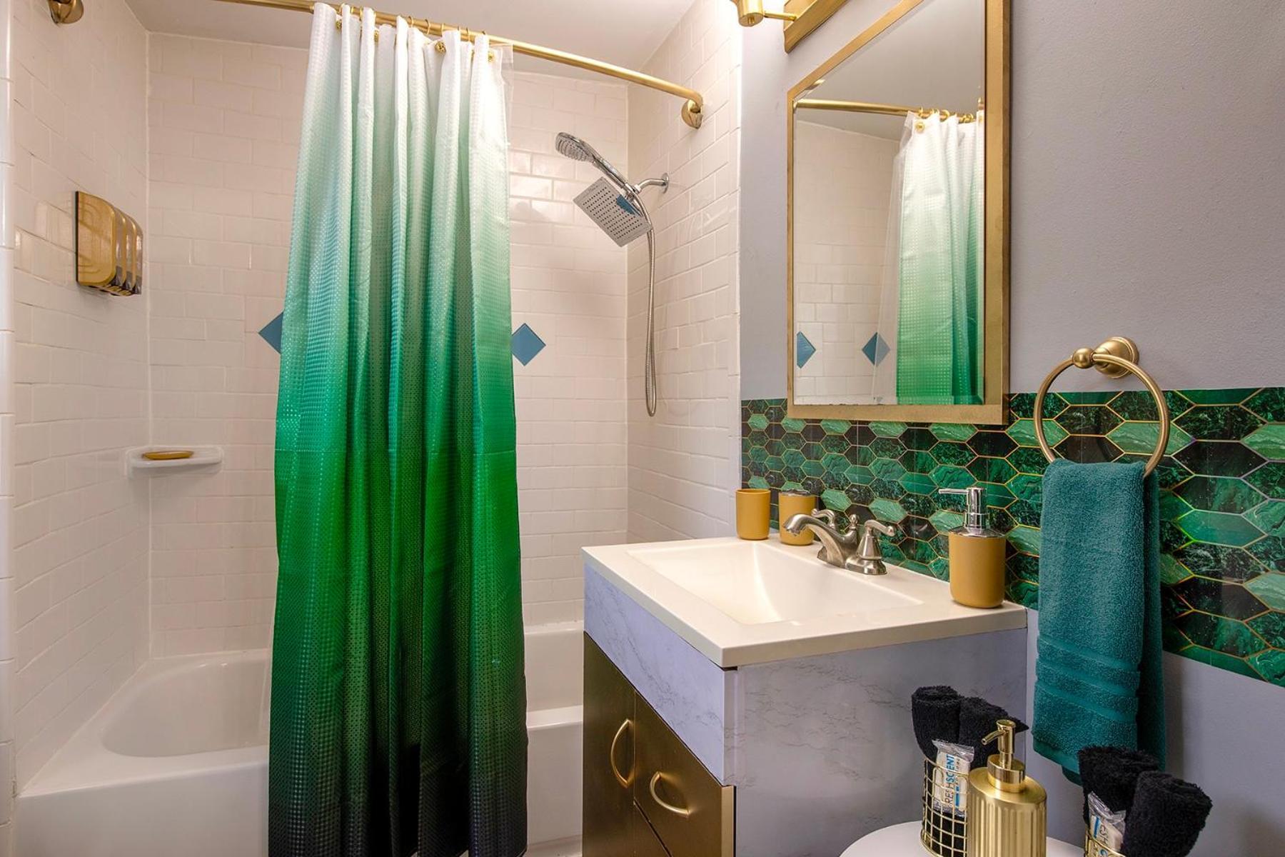 Holiday home The Tremont Emerald - By Christmas Story House - Historic Charm & Modern Comfort Near Downtown With Parking, 300mb Wifi & Self Check-in Cleveland