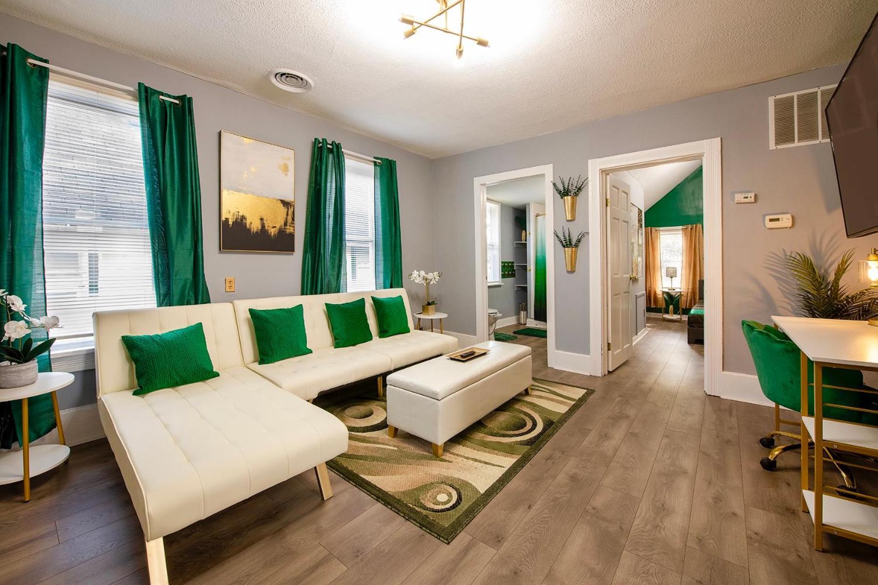 The Tremont Emerald - By Christmas Story House - Historic Charm & Modern Comfort Near Downtown With Parking, 300mb Wifi & Self Check-in Holiday home