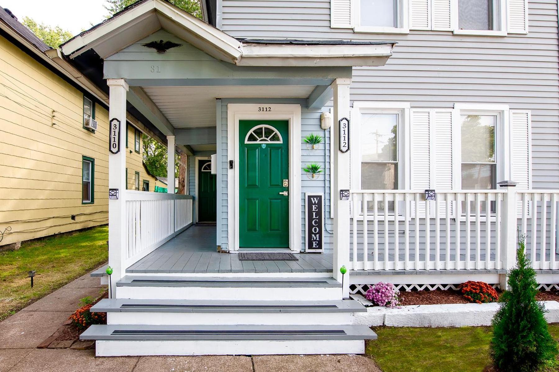 Holiday home The Tremont Emerald - By Christmas Story House - Historic Charm & Modern Comfort Near Downtown With Parking, 300mb Wifi & Self Check-in Cleveland