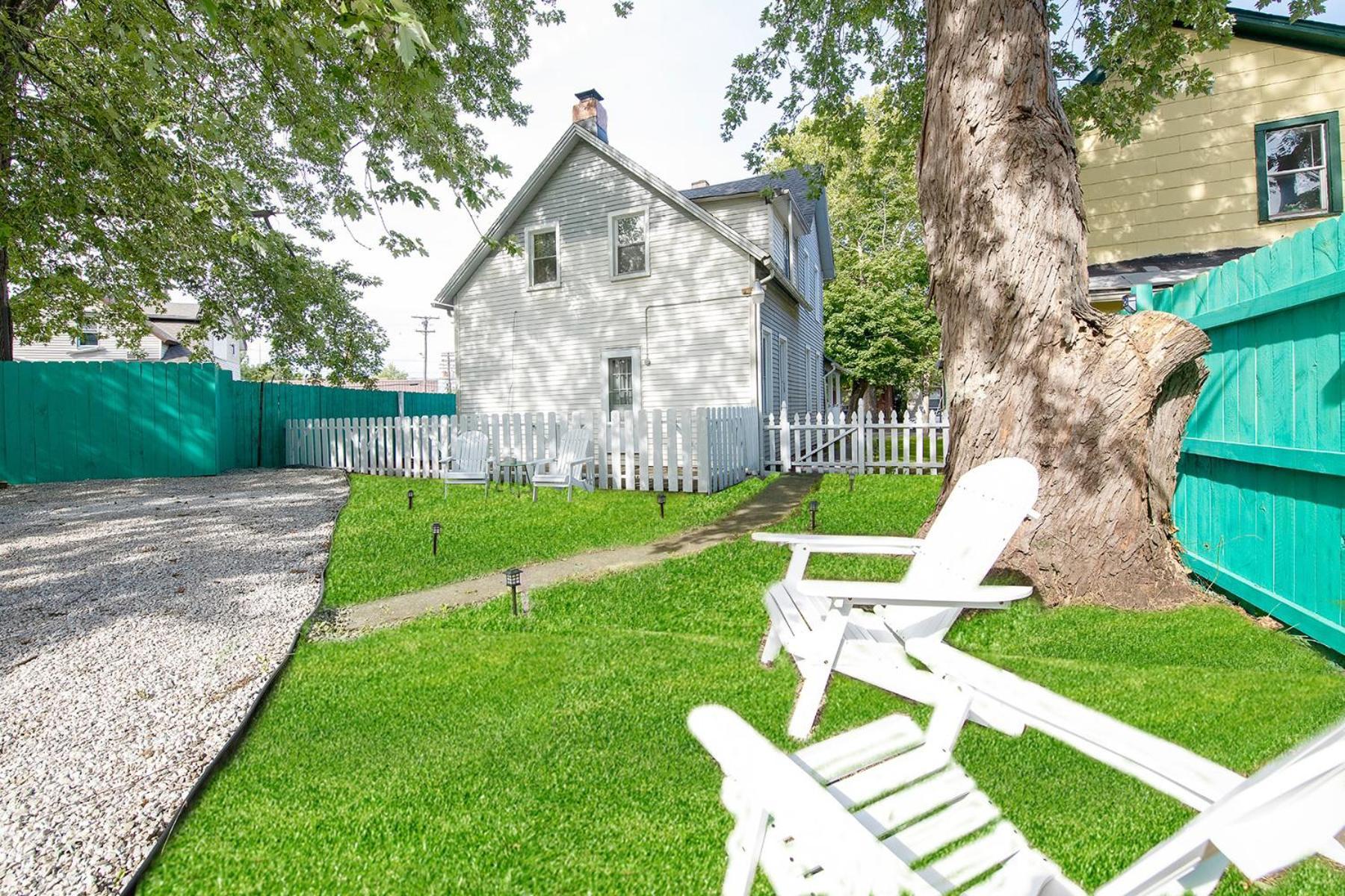 The Tremont Emerald - By Christmas Story House - Historic Charm & Modern Comfort Near Downtown With Parking, 300mb Wifi & Self Check-in * Cleveland