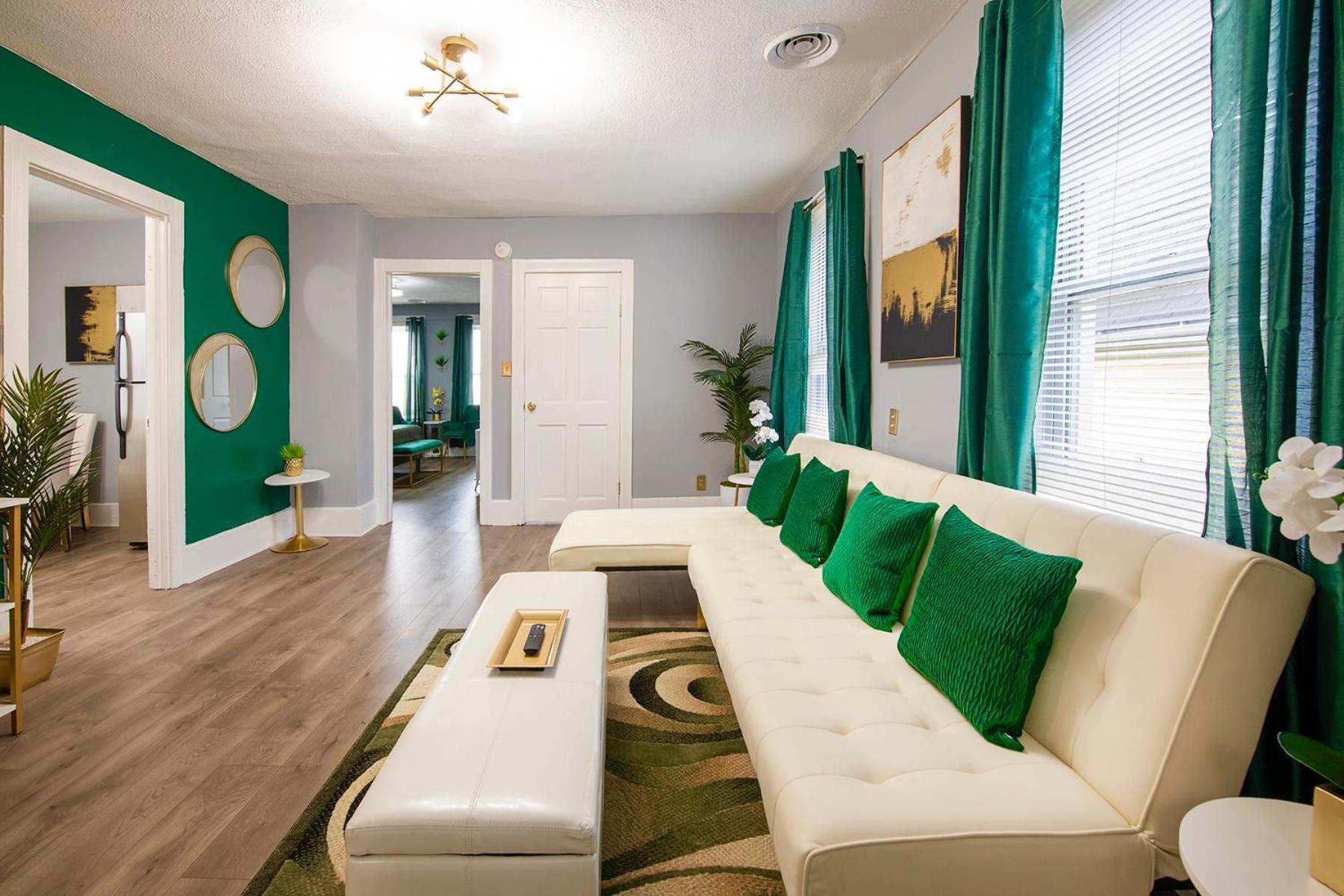 The Tremont Emerald - By Christmas Story House - Historic Charm & Modern Comfort Near Downtown With Parking, 300mb Wifi & Self Check-in Holiday home Cleveland