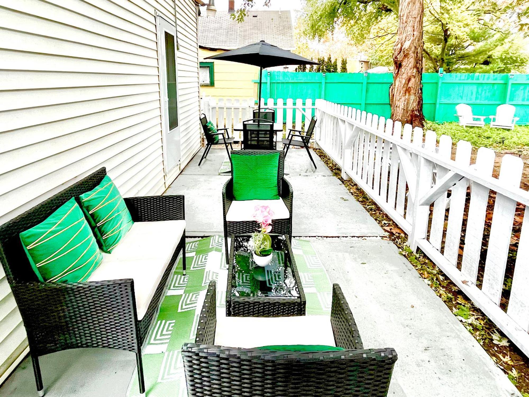 The Tremont Emerald - By Christmas Story House - Historic Charm & Modern Comfort Near Downtown With Parking, 300mb Wifi & Self Check-in Holiday home *