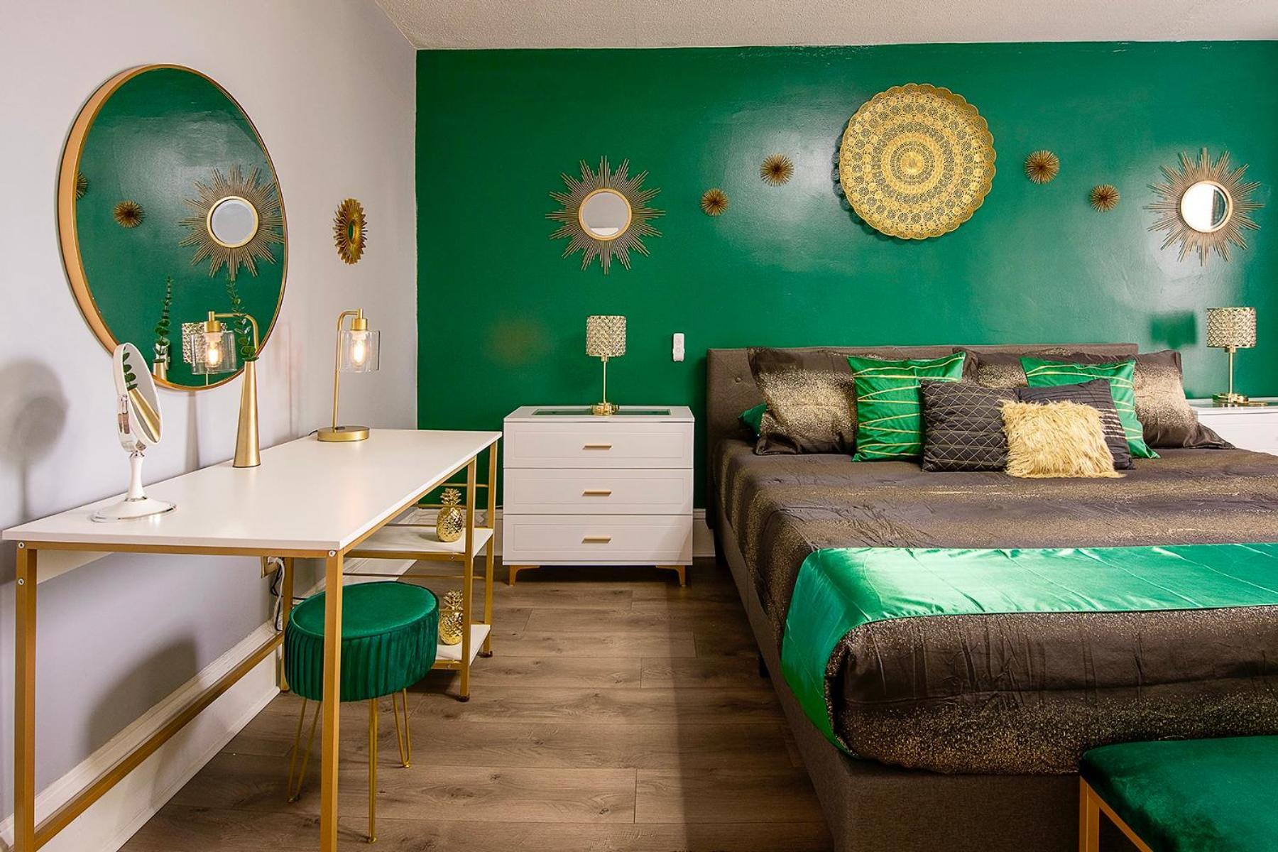 The Tremont Emerald - By Christmas Story House - Historic Charm & Modern Comfort Near Downtown With Parking, 300mb Wifi & Self Check-in Holiday home Cleveland