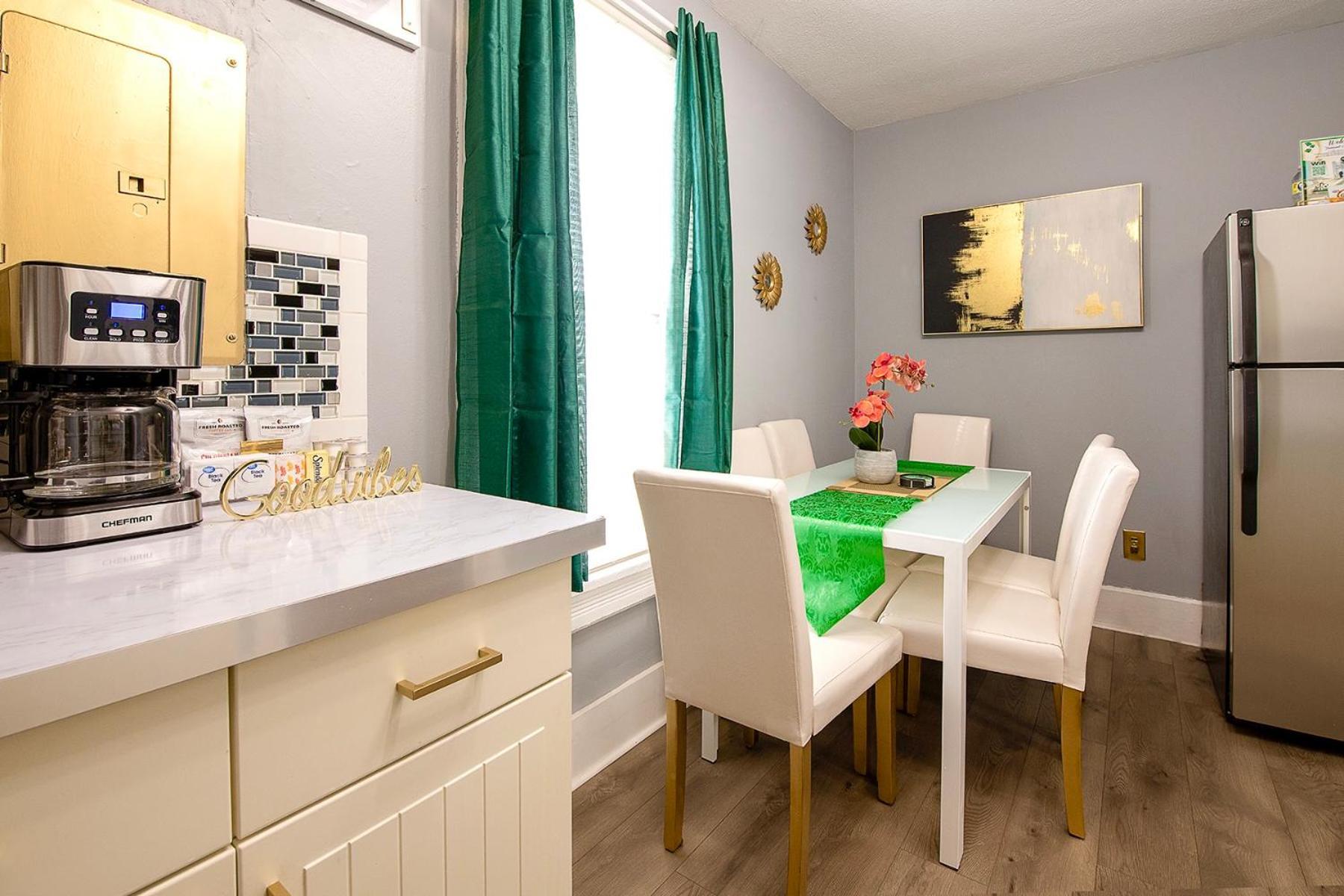 The Tremont Emerald - By Christmas Story House - Historic Charm & Modern Comfort Near Downtown With Parking, 300mb Wifi & Self Check-in Holiday home