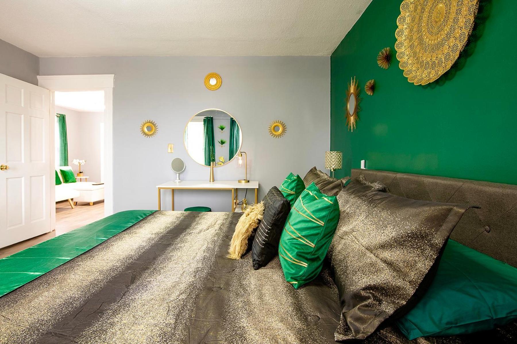 The Tremont Emerald - By Christmas Story House - Historic Charm & Modern Comfort Near Downtown With Parking, 300mb Wifi & Self Check-in *