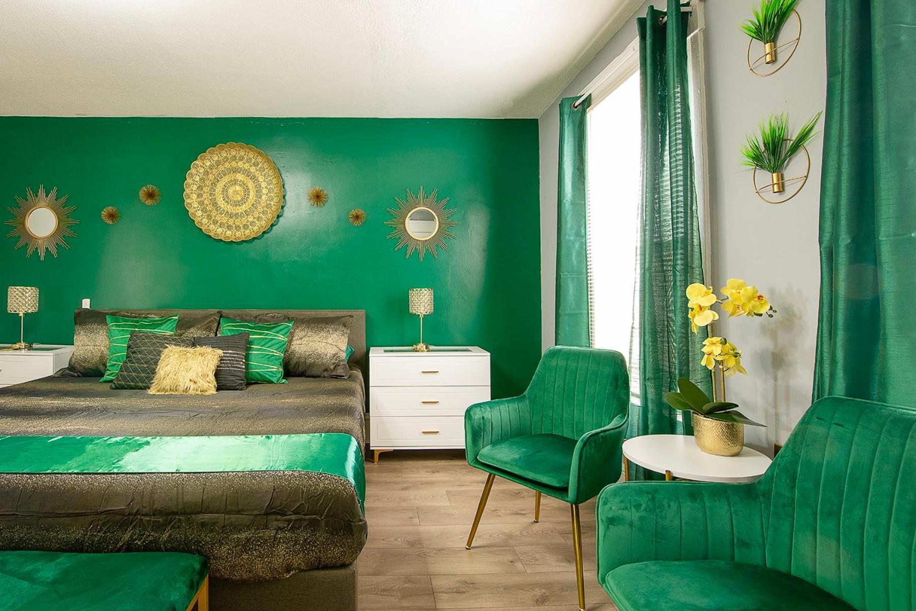 The Tremont Emerald - By Christmas Story House - Historic Charm & Modern Comfort Near Downtown With Parking, 300mb Wifi & Self Check-in Holiday home