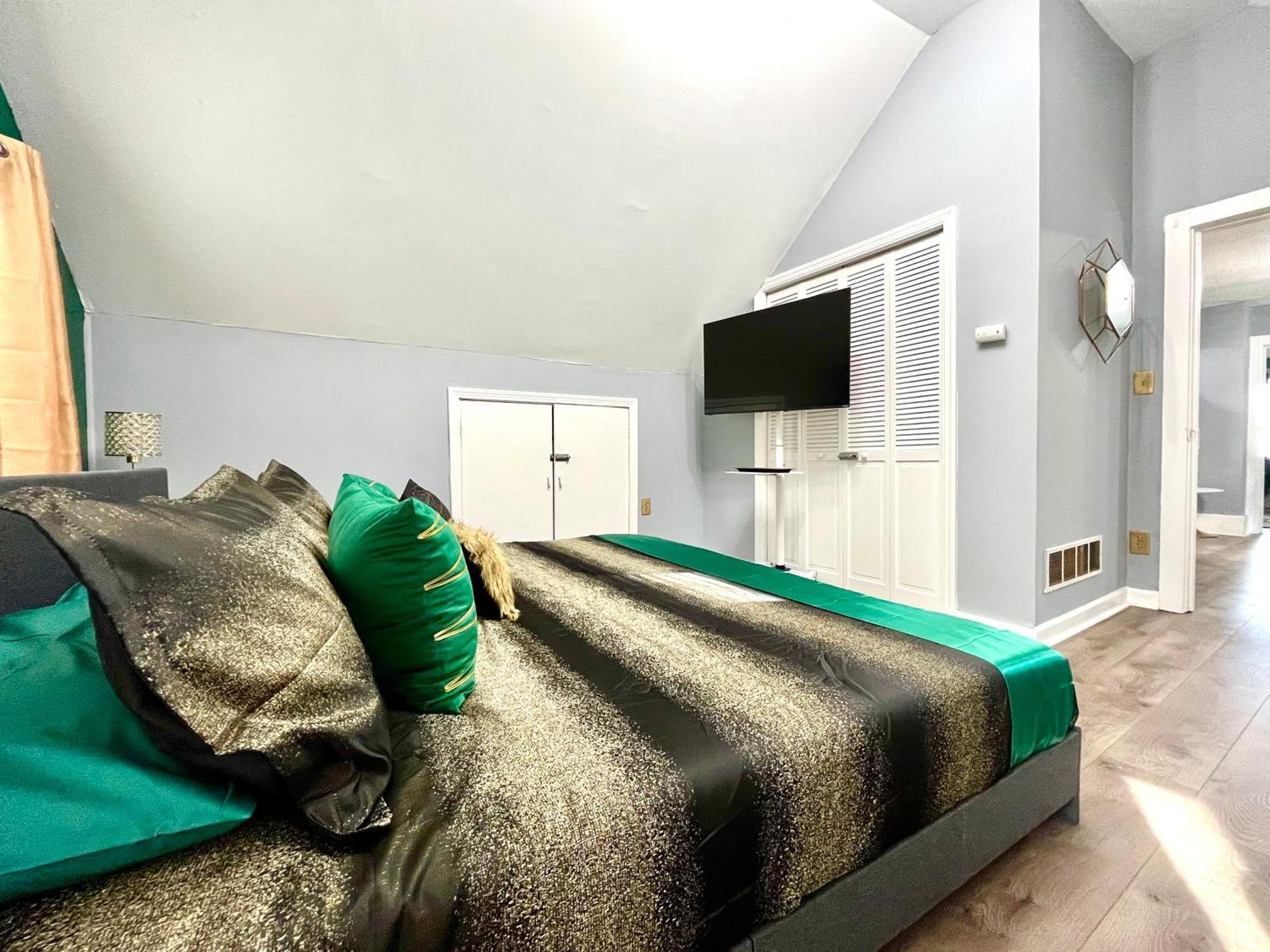 Holiday home The Tremont Emerald - By Christmas Story House - Historic Charm & Modern Comfort Near Downtown With Parking, 300mb Wifi & Self Check-in *