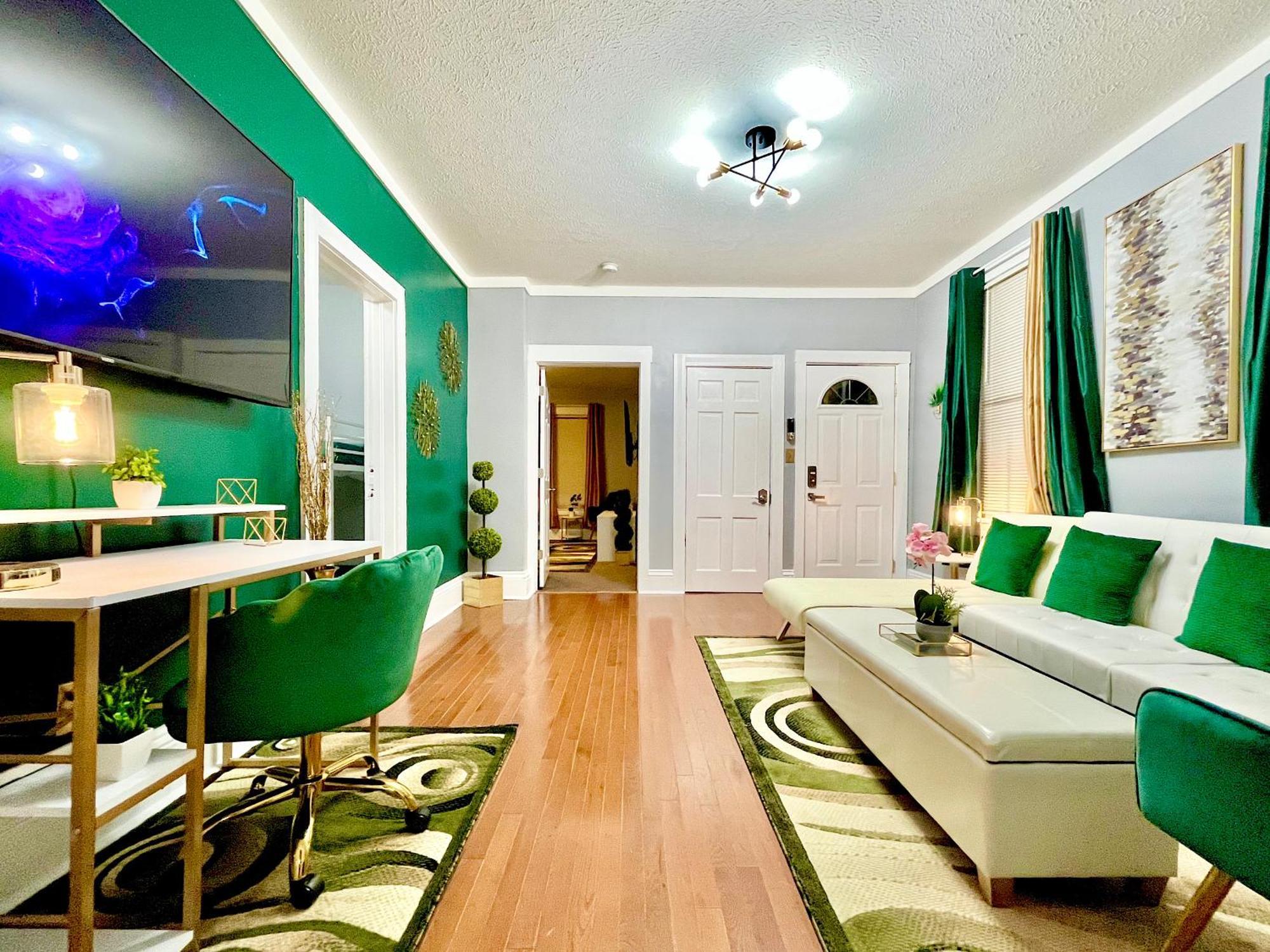 The Tremont Emerald - By Christmas Story House - Historic Charm & Modern Comfort Near Downtown With Parking, 300mb Wifi & Self Check-in *
