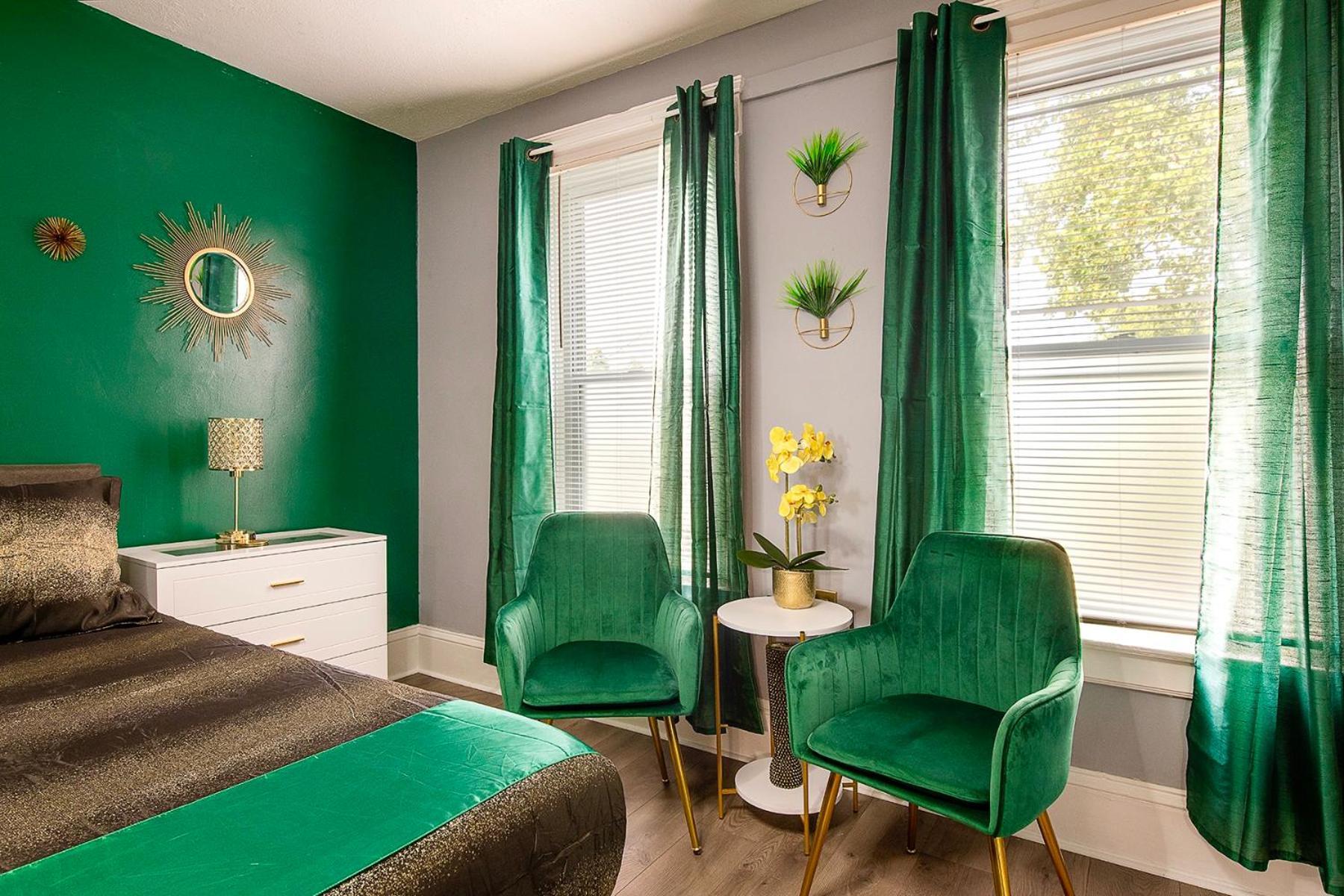 The Tremont Emerald - By Christmas Story House - Historic Charm & Modern Comfort Near Downtown With Parking, 300mb Wifi & Self Check-in Holiday home *