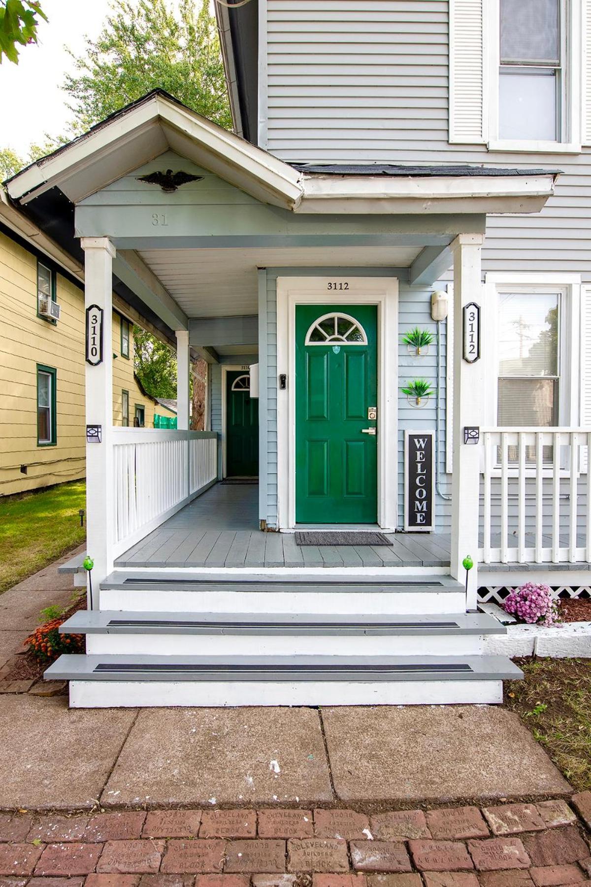 The Tremont Emerald - By Christmas Story House - Historic Charm & Modern Comfort Near Downtown With Parking, 300mb Wifi & Self Check-in *