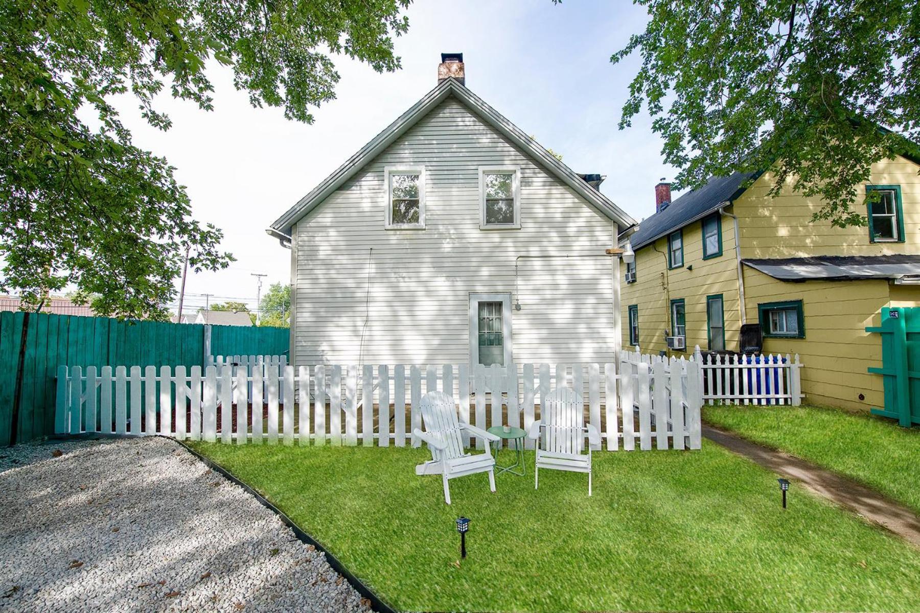 The Tremont Emerald - By Christmas Story House - Historic Charm & Modern Comfort Near Downtown With Parking, 300mb Wifi & Self Check-in * Cleveland
