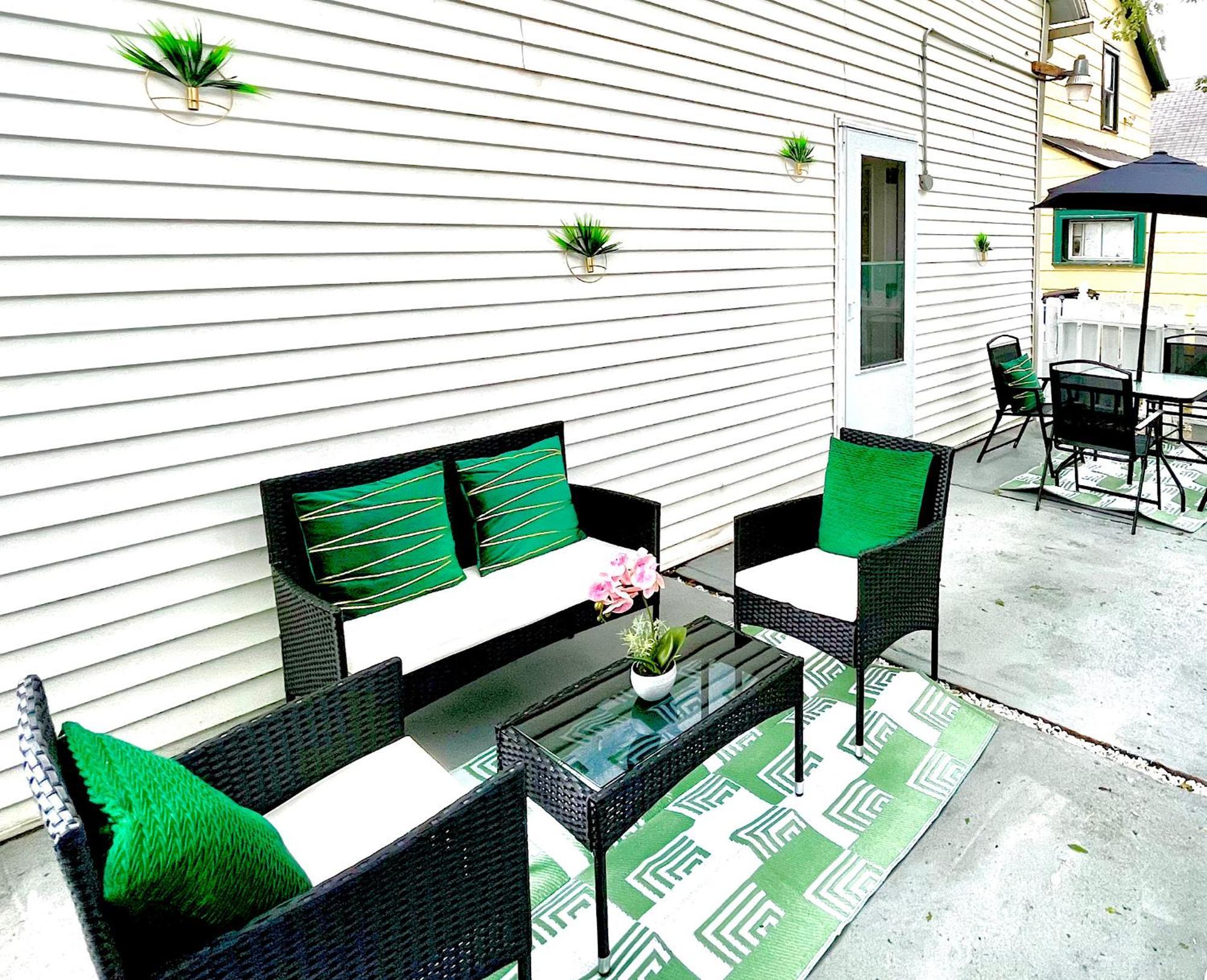 The Tremont Emerald - By Christmas Story House - Historic Charm & Modern Comfort Near Downtown With Parking, 300mb Wifi & Self Check-in Holiday home Cleveland