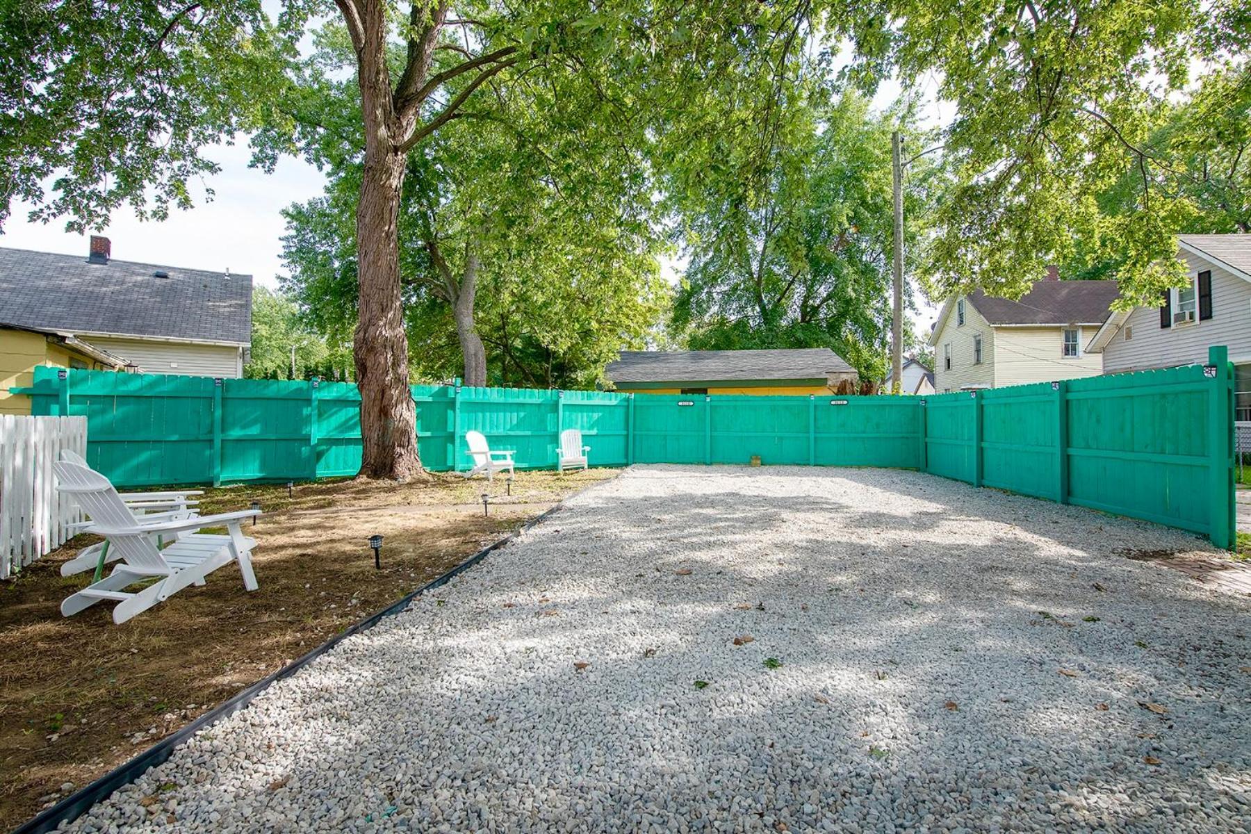 The Tremont Emerald - By Christmas Story House - Historic Charm & Modern Comfort Near Downtown With Parking, 300mb Wifi & Self Check-in *