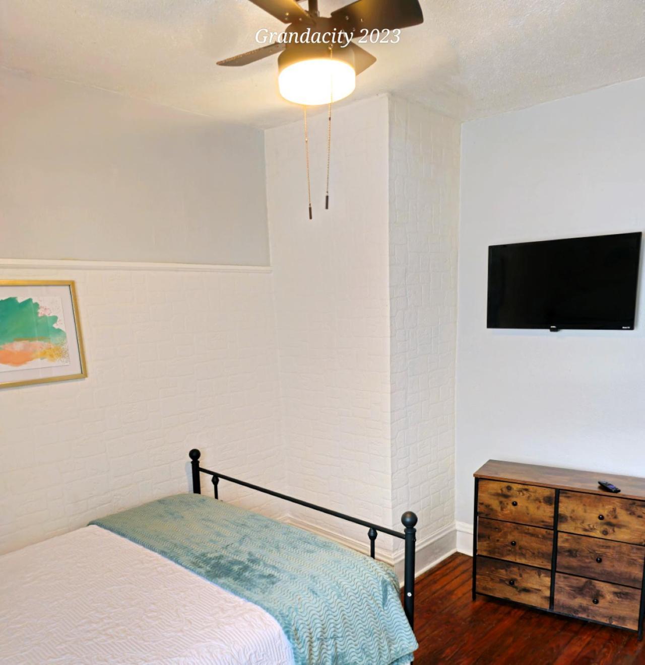 Lovely! Near Cleve Clinic/uh/cwru/dwntwn W/porch
