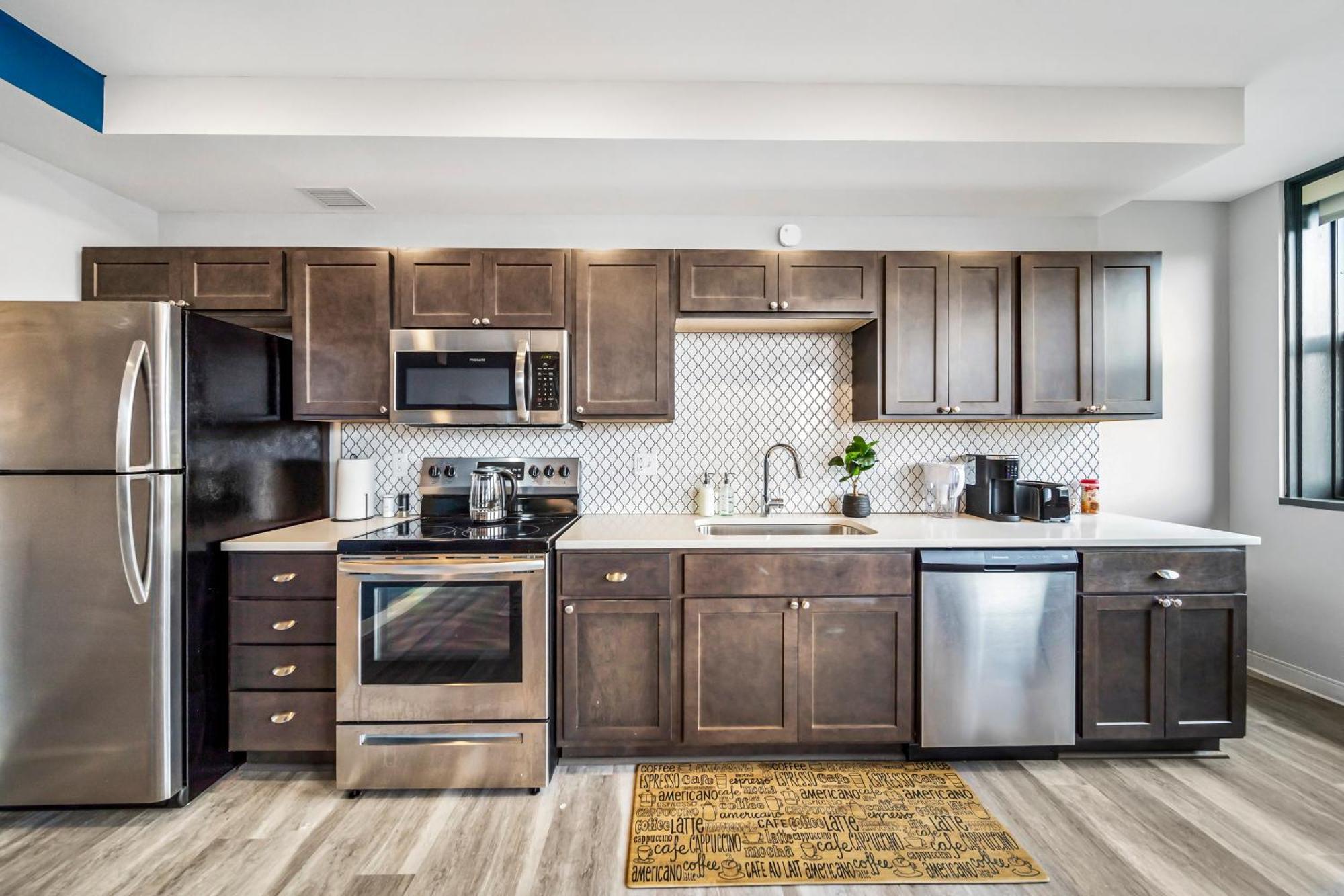 Apartment Free Pool And Steam In Downtown With Great Amenities- 607 *