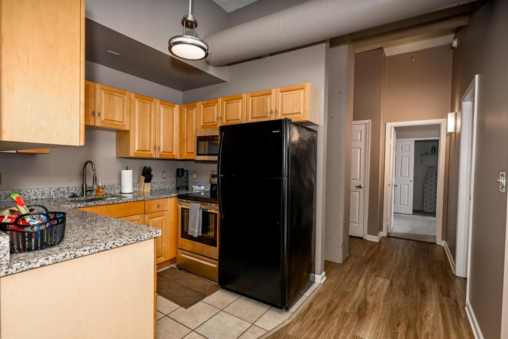 Apartment 2 Bath Prkg+gym+sauna Perk Plaza +30 Day *