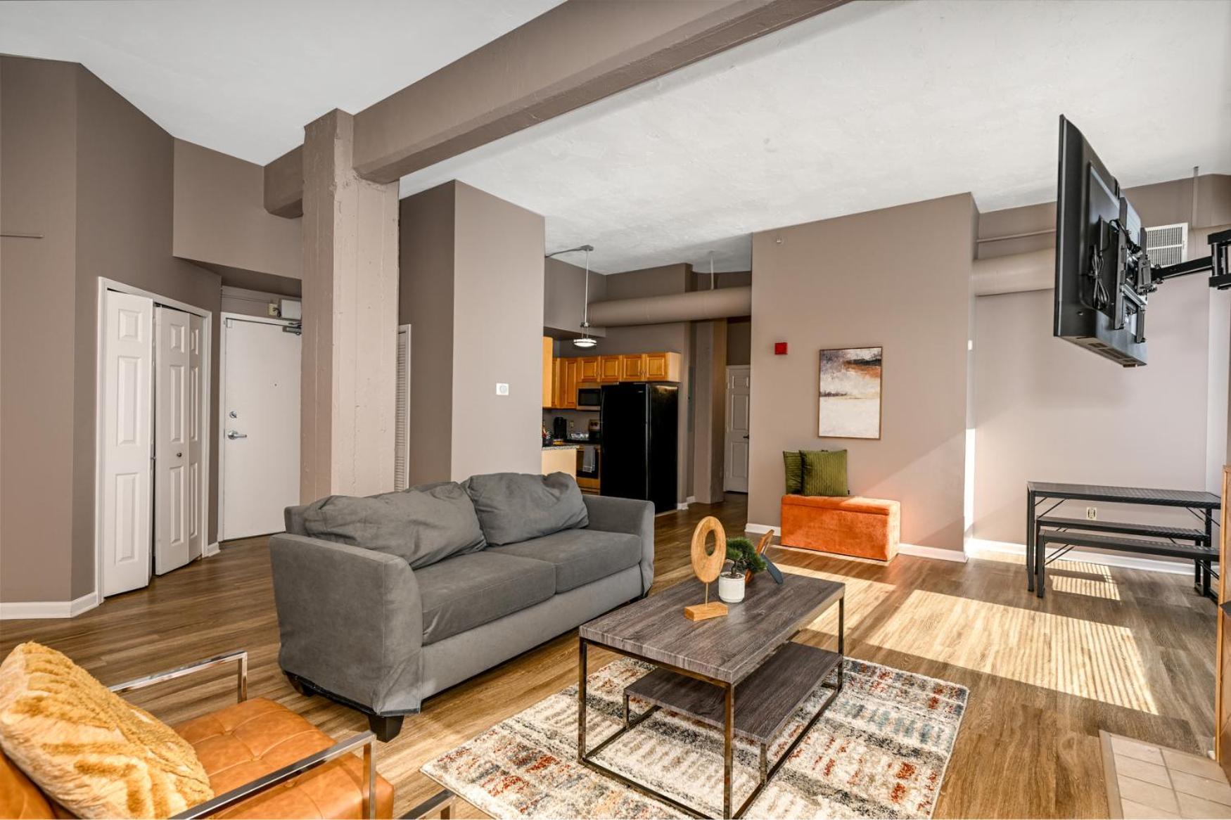 2 Bath Prkg+gym+sauna Perk Plaza +30 Day Apartment