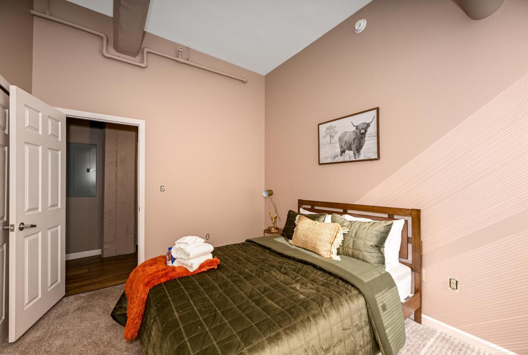 2 Bath Prkg+gym+sauna Perk Plaza +30 Day