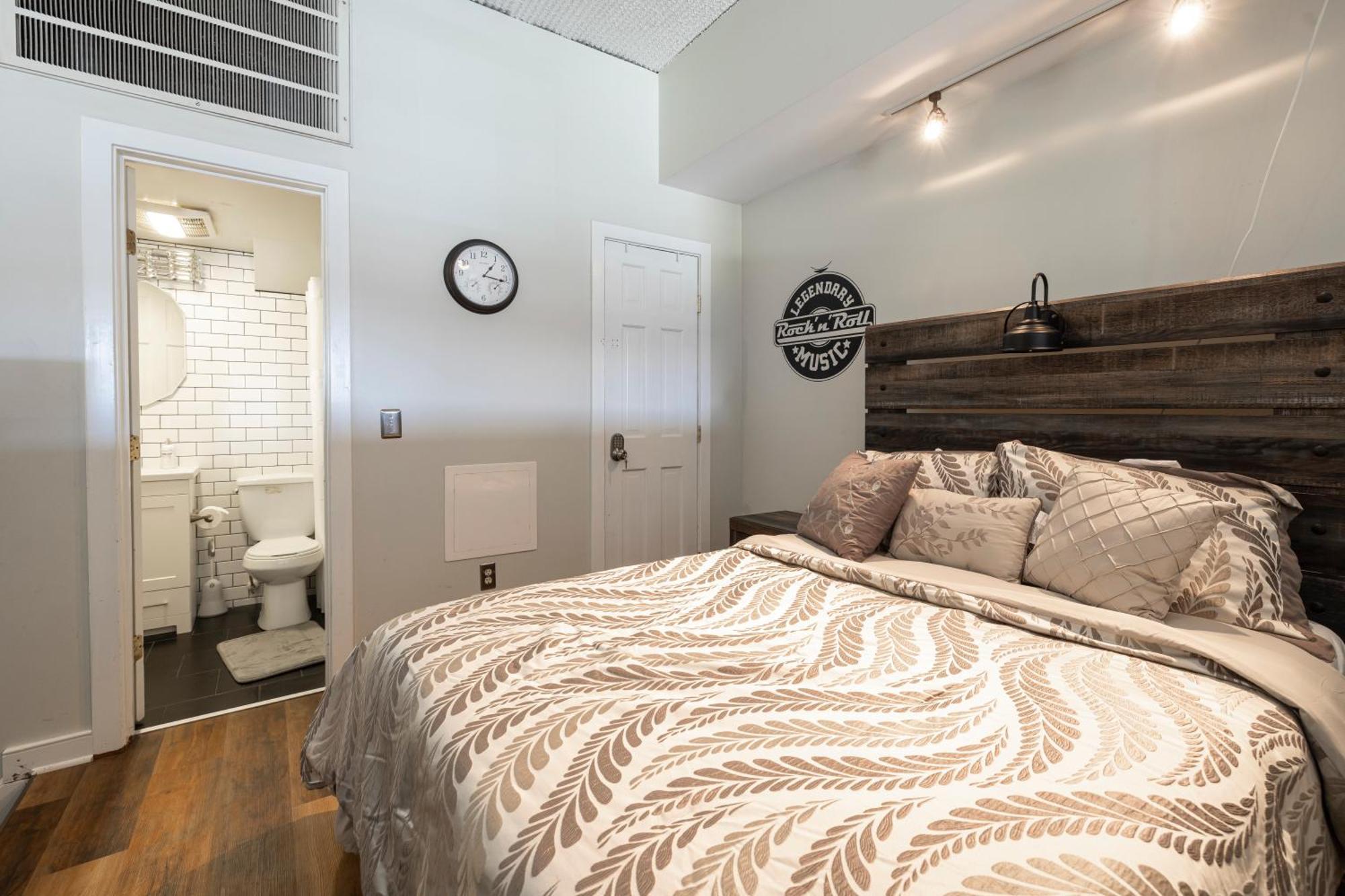 Cle Rock Haven - Play, Work, Whirlpool Tub Escape Cleveland