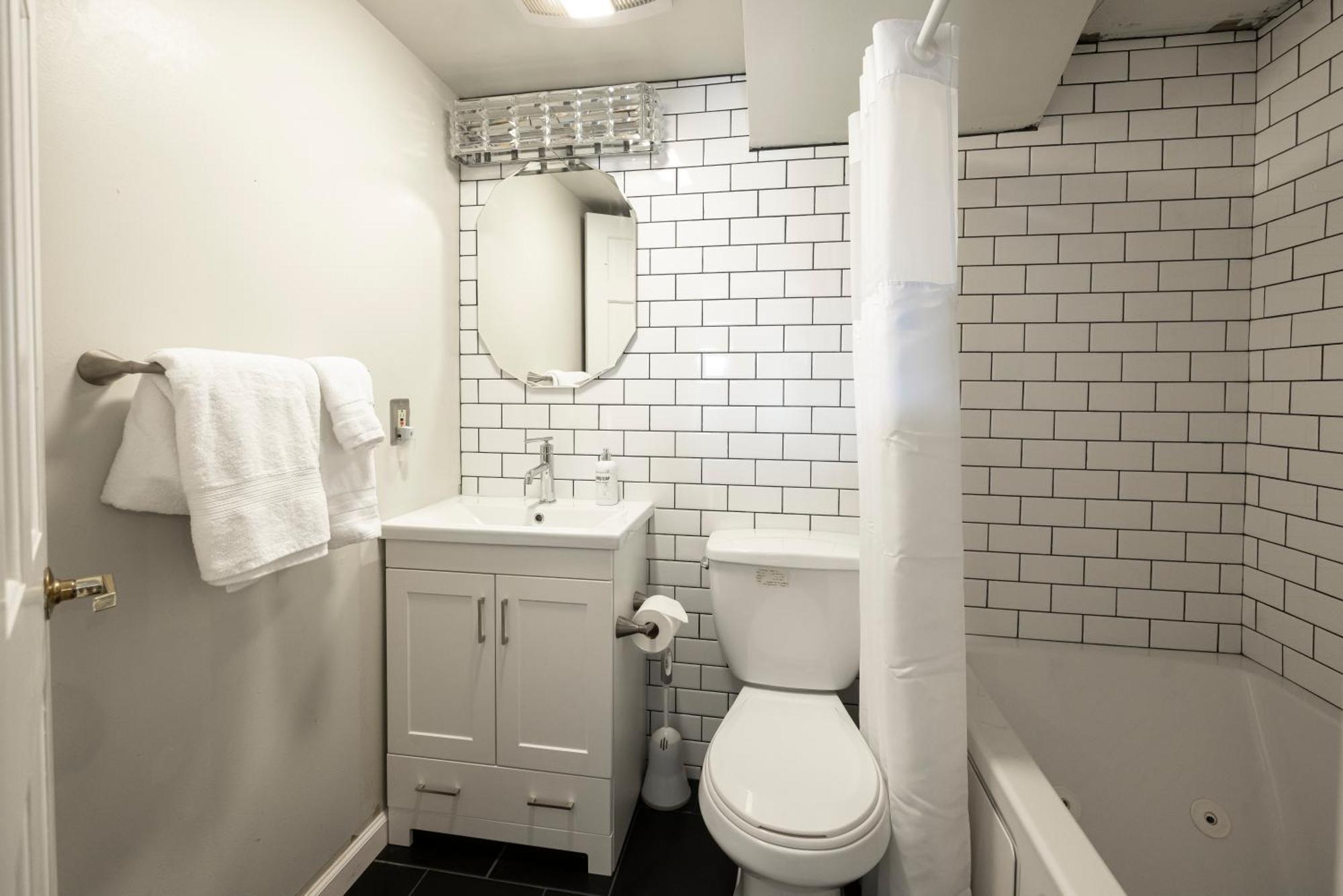 Apartment Cle Rock Haven - Play, Work, Whirlpool Tub Escape Cleveland