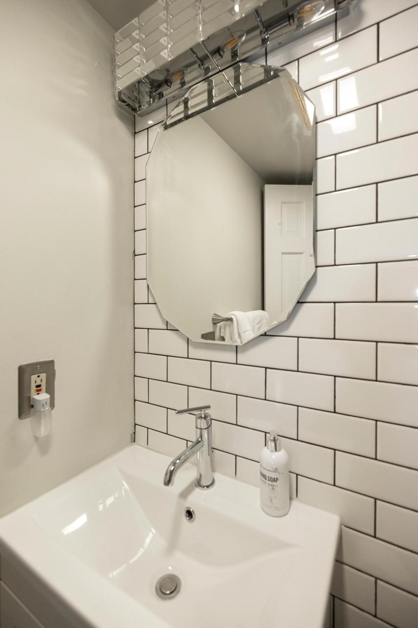Cle Rock Haven - Play, Work, Whirlpool Tub Escape Apartment