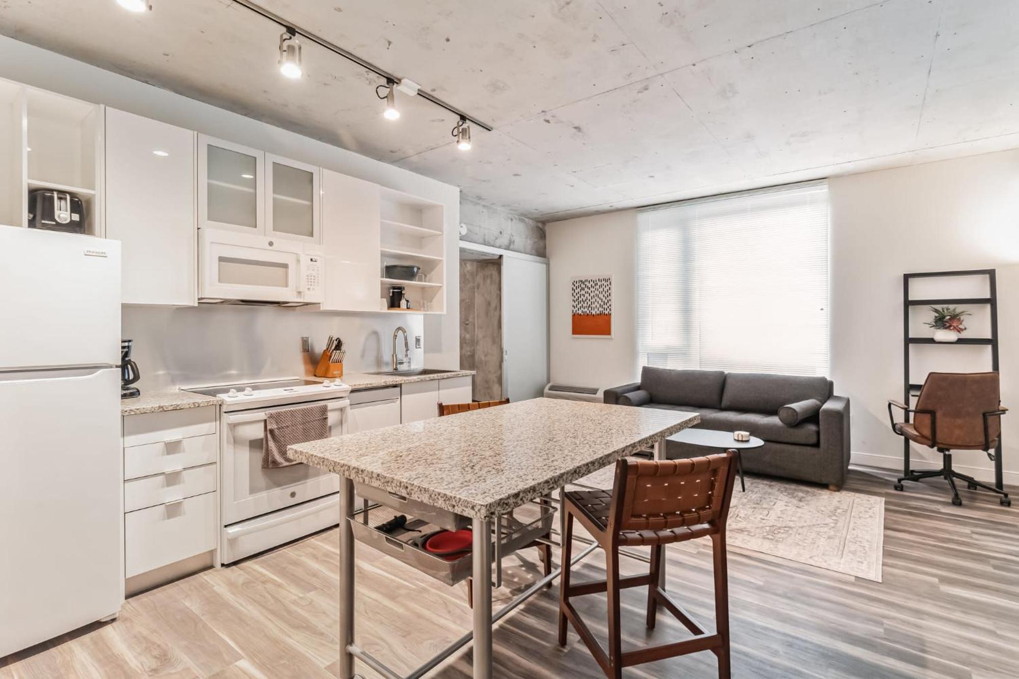 Sleek Downtown Apartment *