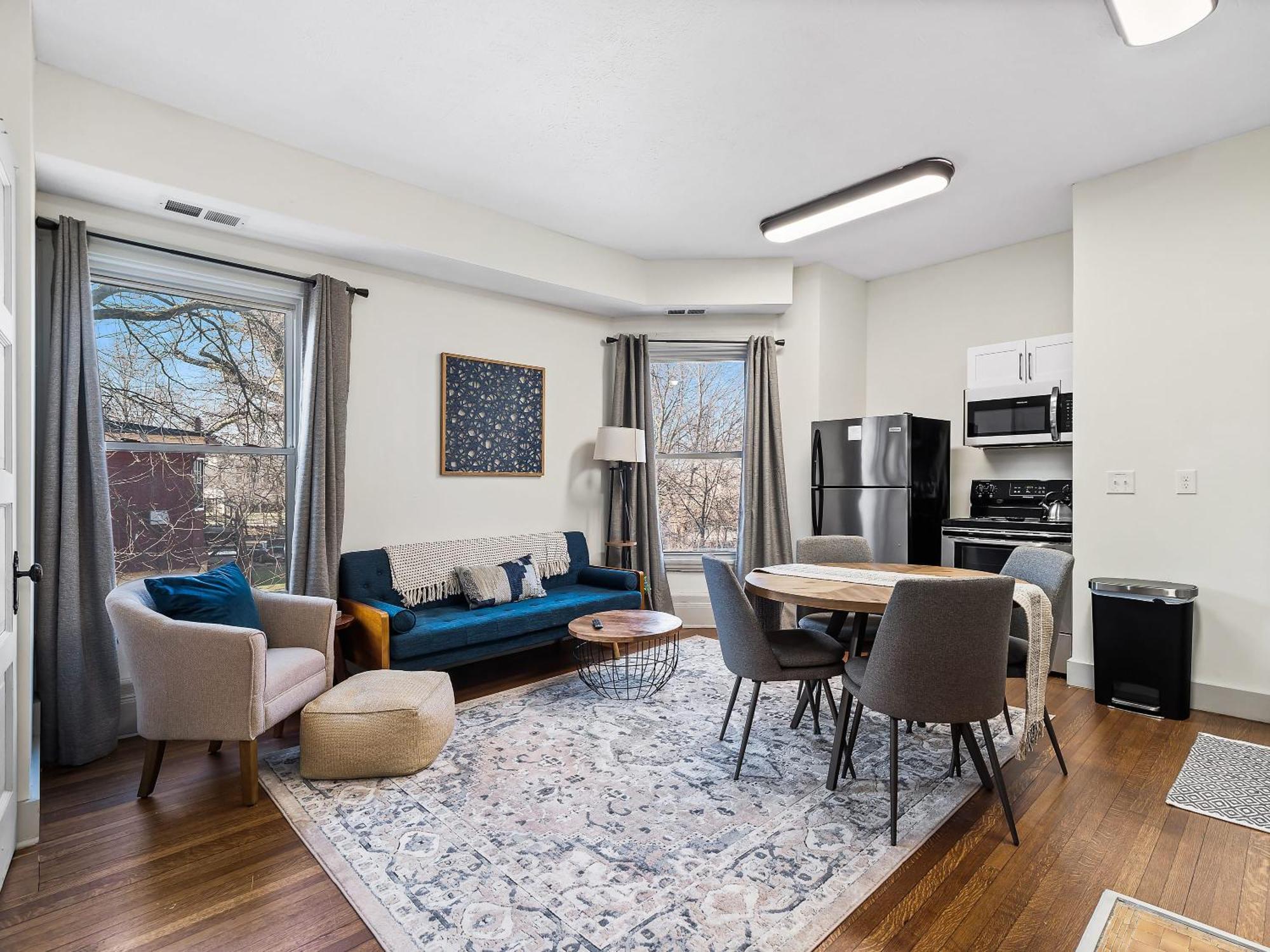 Carriage Manor - Sun Soaked 1br - Close To Ccf Apartment *