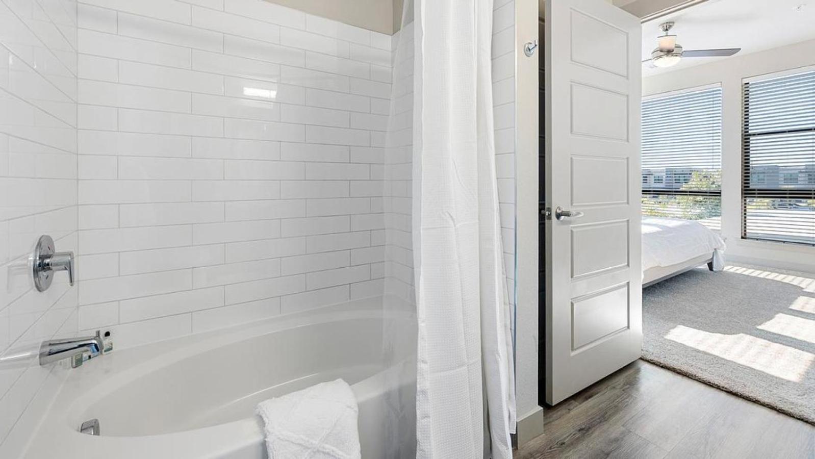 Landing At La Collina - 2 Bedrooms In Circle Cleveland