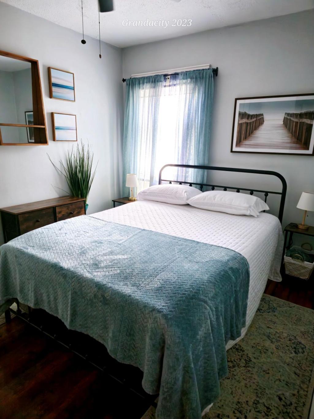 Holiday home Lovely! Near Cleve Clinic/uh/cwru/dwntwn W/porch *