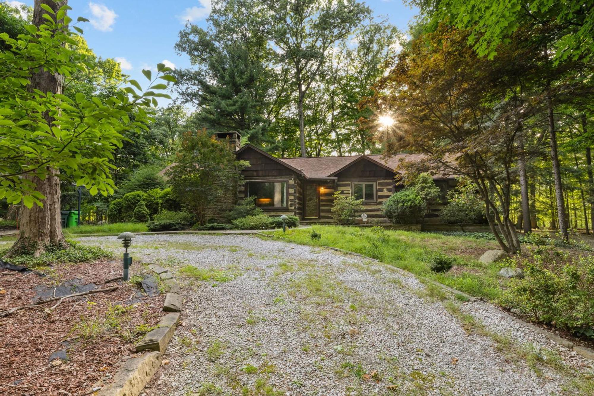 Log - Natures Oasis - Fire Pit & Gazebo * Cleveland